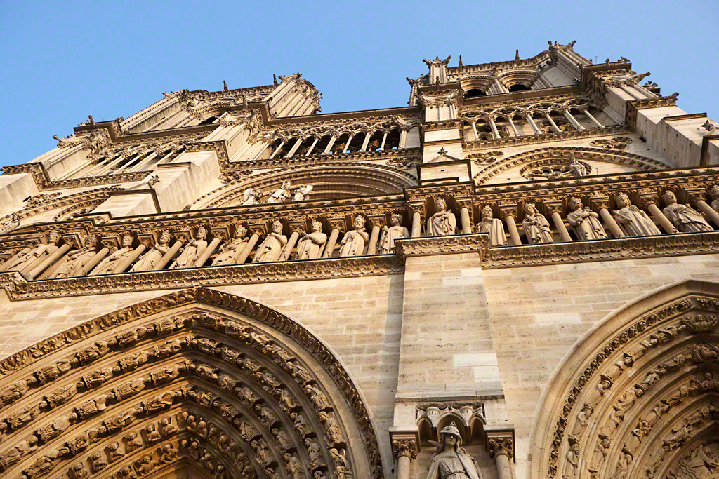 alt=“Cathedrale Notre-Dame de Paris exterior kings of France photography Bruno Gaget”
