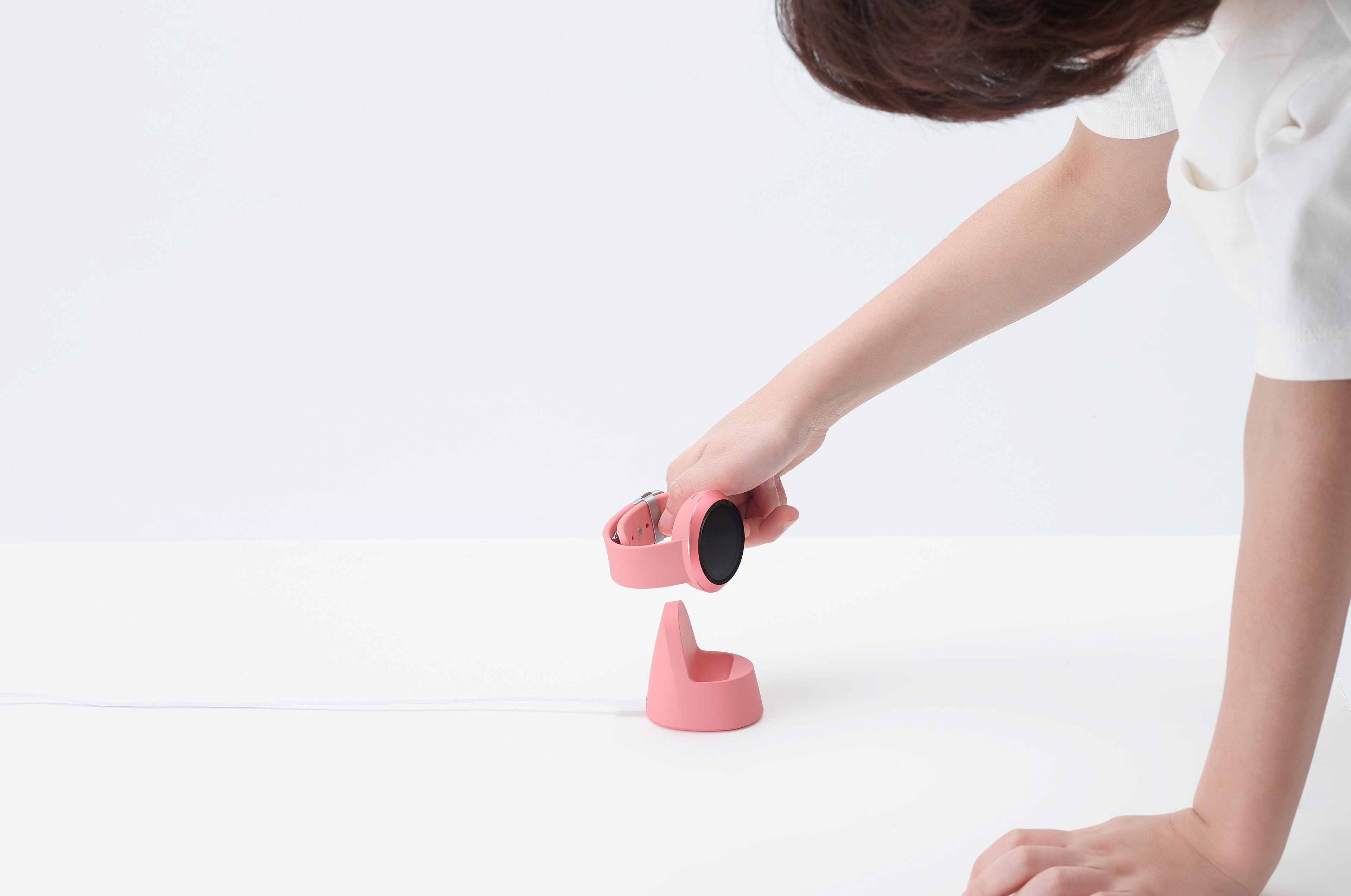제품디자인회사 VLND의 디자인 디렉터 김승우가 디자인한 네이버의 스마트 키즈워치 아키.