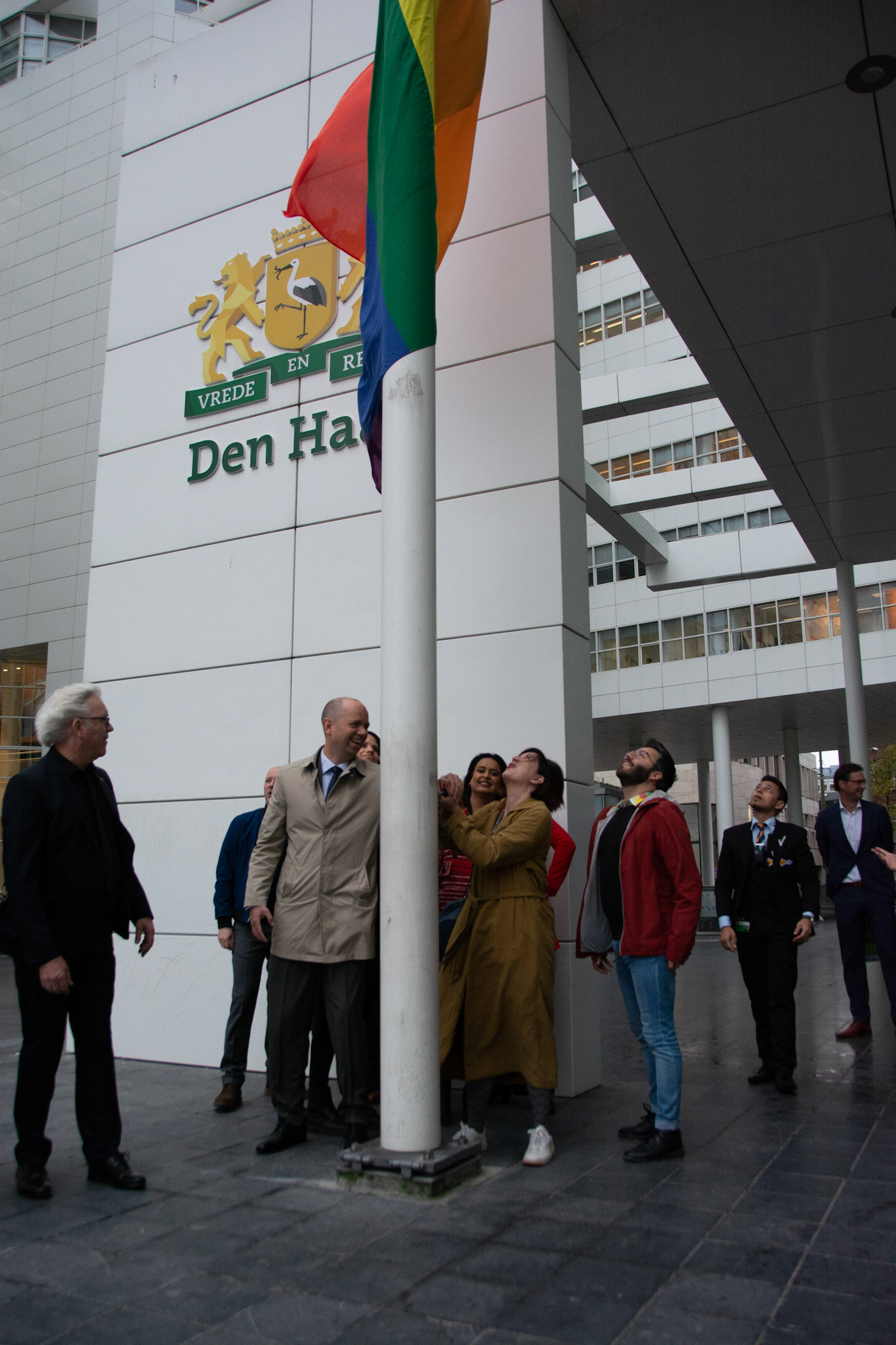 Gemeenteraad Den Haag heist regenboogvlag