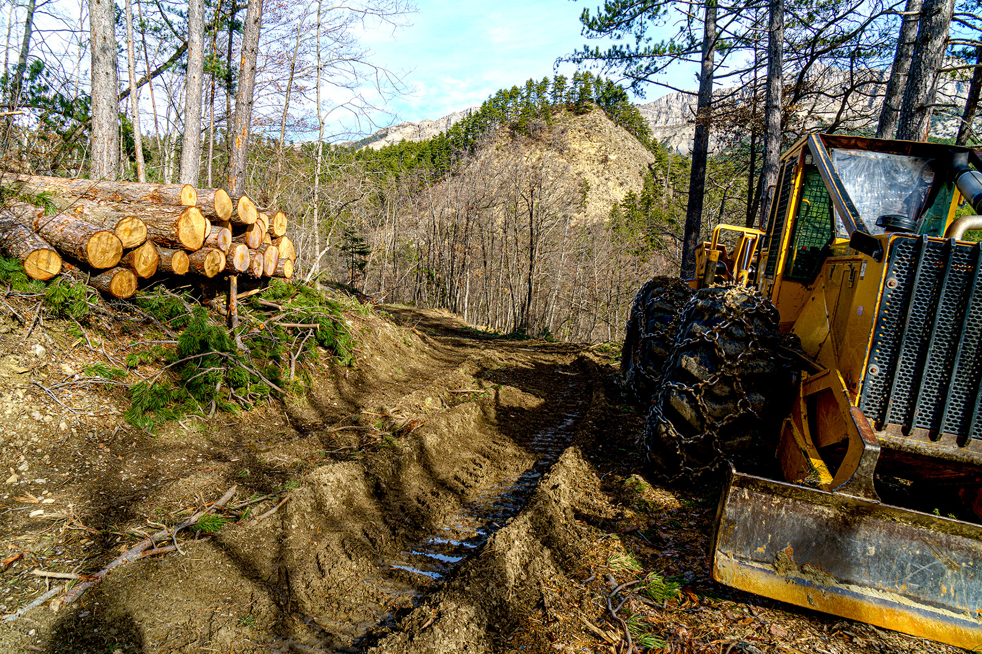 Un travail dans des configurations de terrains quelquefois extrêmes. Bien que le risque d'accident soit limité, une personne a dû être secourue sur le chantier en décembre 2021. Une équipe héliportée de la Sécurité civile est intervenue avec l'appui au sol des intervenants du Centre de Secours de THOARD (SDIS04). La personne accueillie rapidement sur un hôpital de Marseille a pu ainsi récupérer la presque totalité de l'usage de son bras et de sa main. Cela n'arrive pas qu'aux autres, sécurité et prudence avant tout.