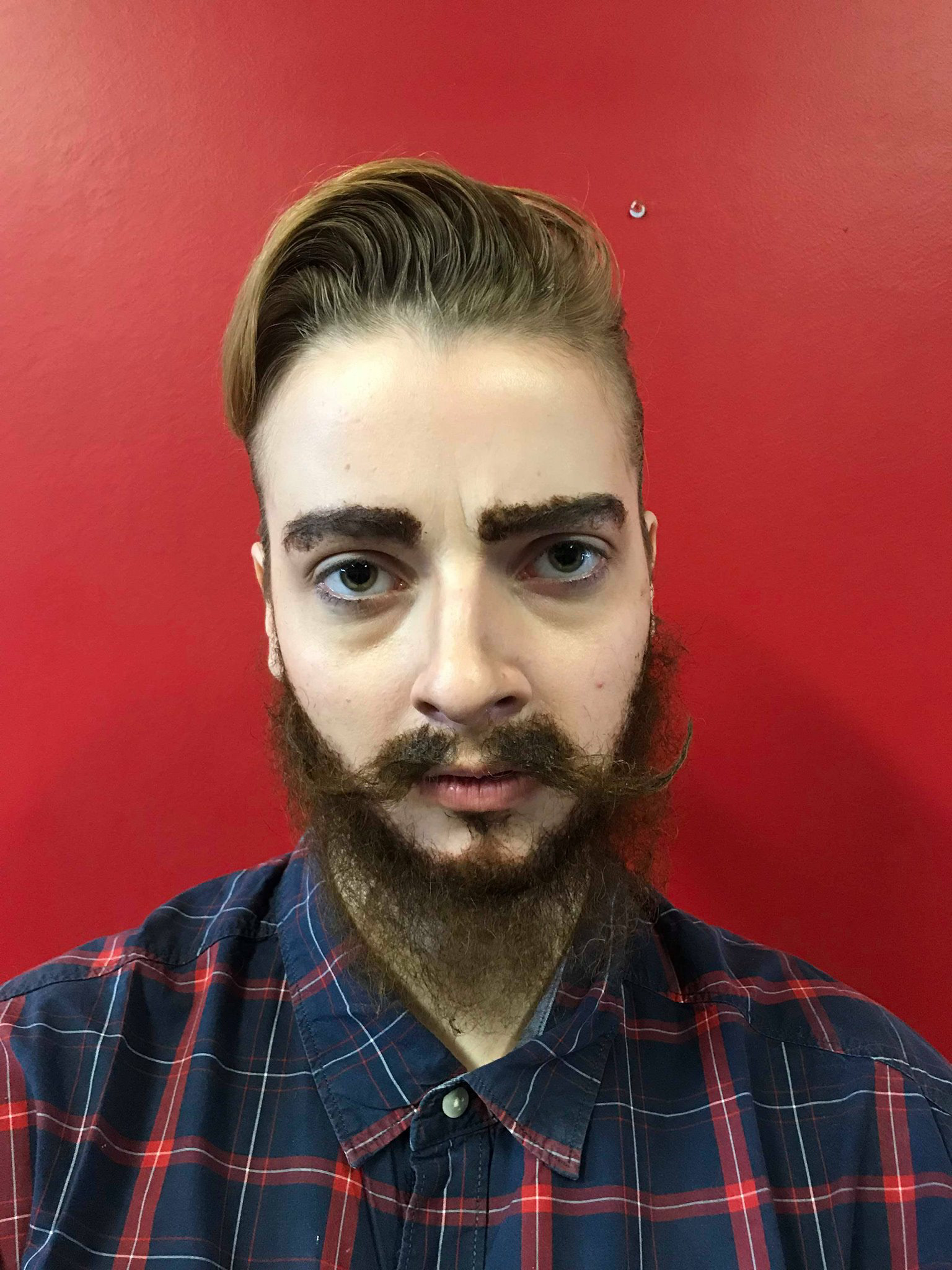 Masculanisation et postiches en crêpé de laine