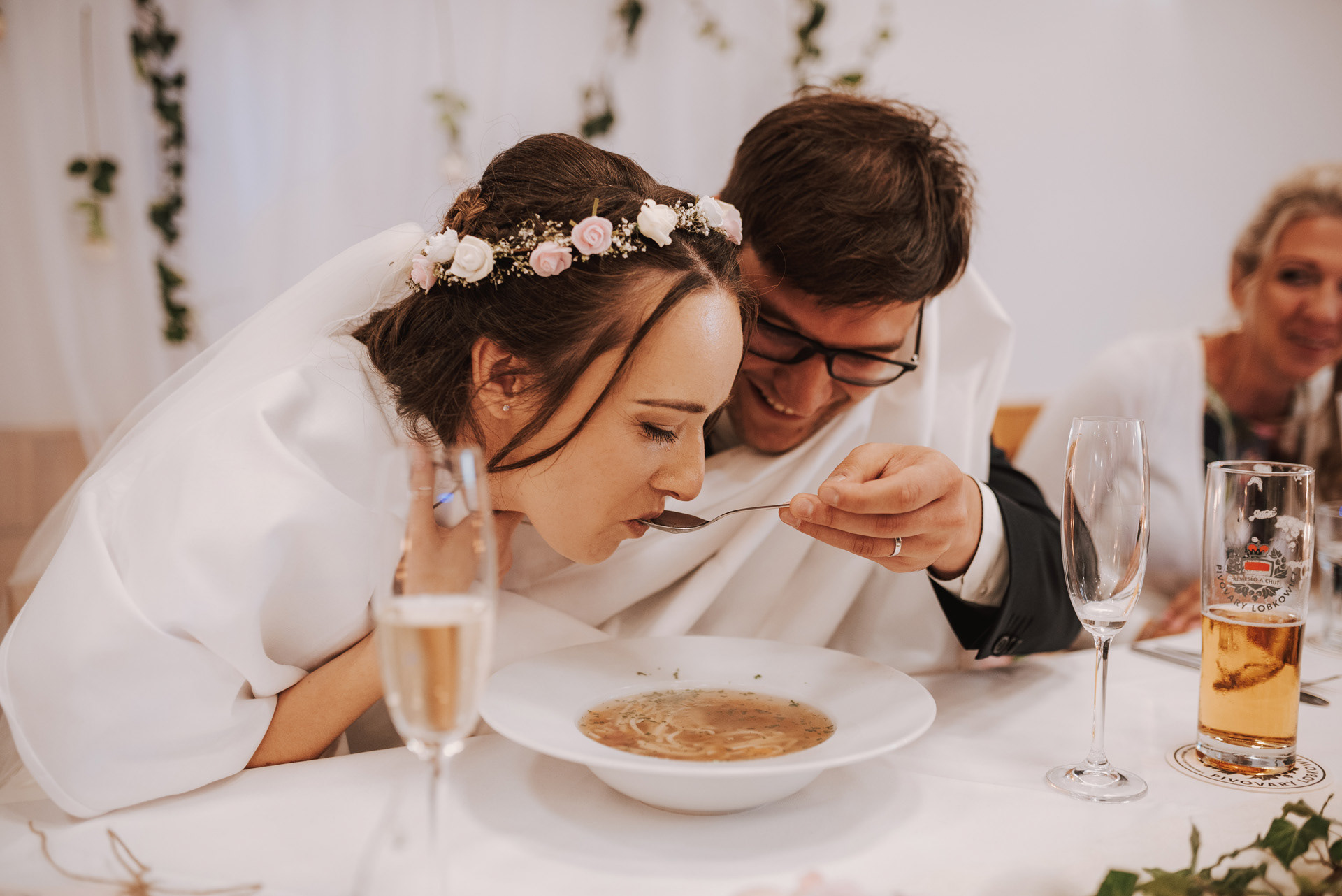 ženich krmí nevěstu polévkou