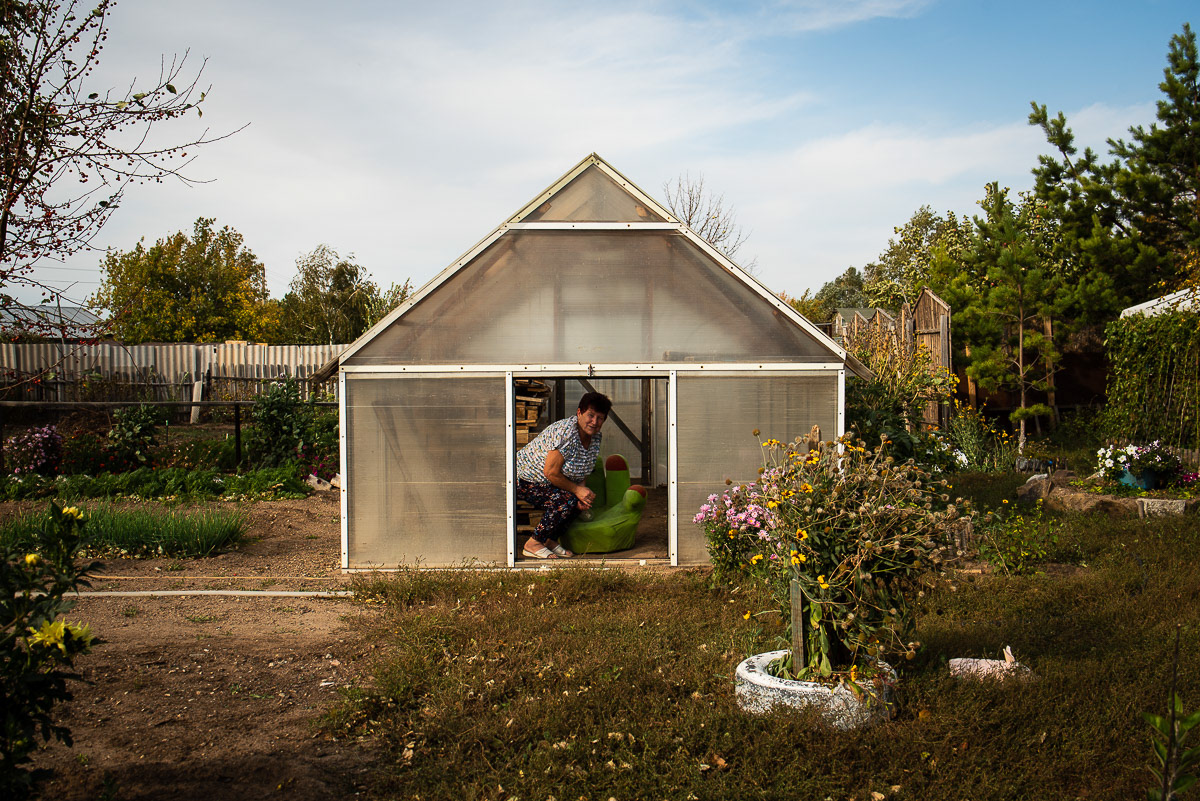 Le jardinage est le passe-temps favoris d'Irina. Elle tient particulièrement à son jardin, qu'elle soigne quotidiennement.