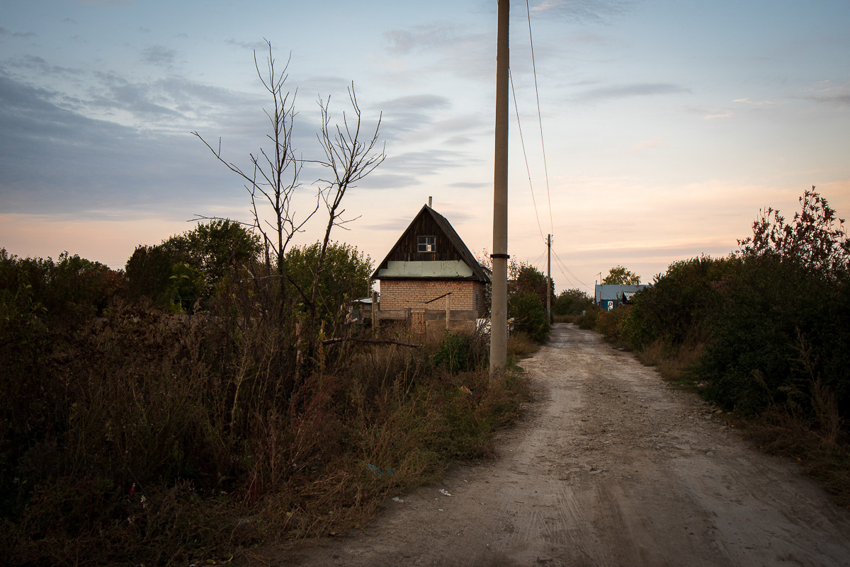 Les ruelles, cabossées et non revêtues, sont tracées au cordeau dans l’esprit soviétique.