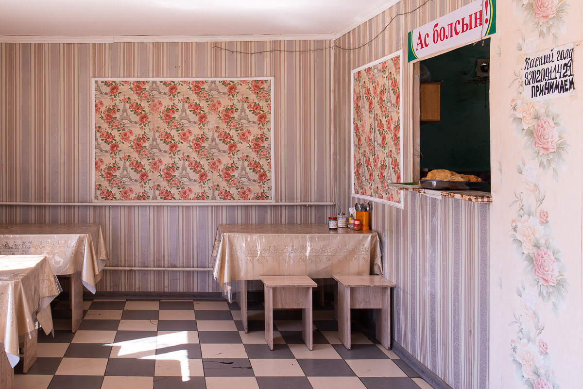 Quelques petits restaurants ont ouvert. Vides la plupart du temps, ils dépannent les travailleurs pressés avec des snacks bon marché.