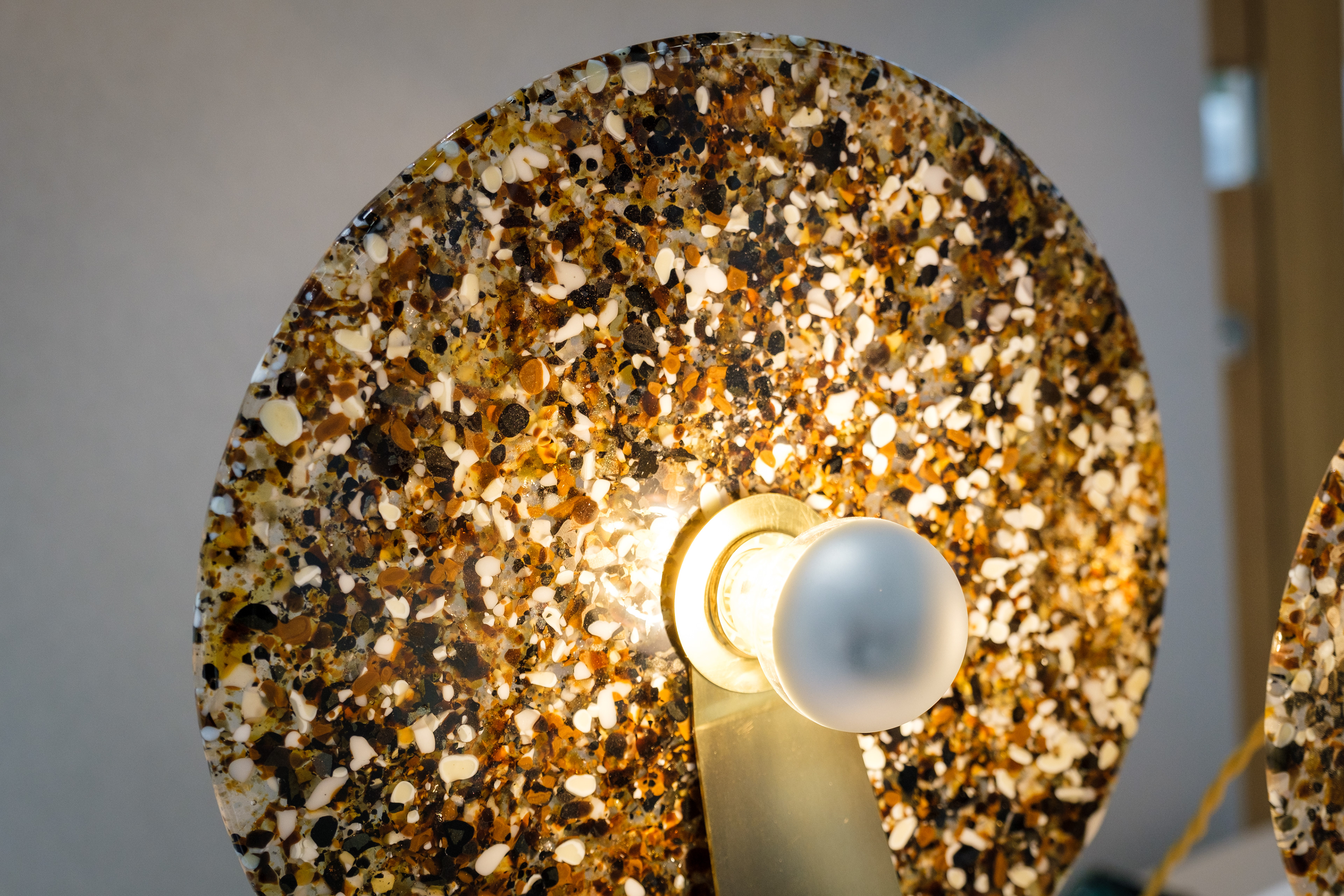 Lampe éclats finition ambre et laiton - 390€