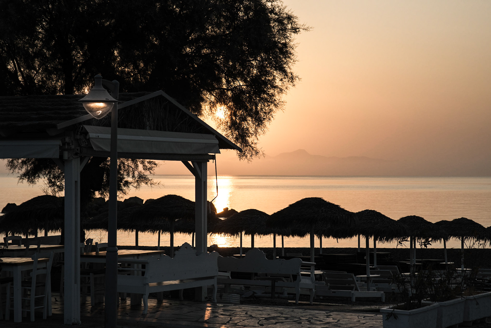 Pláž se slunečníky na řeckém ostrově Santorini.