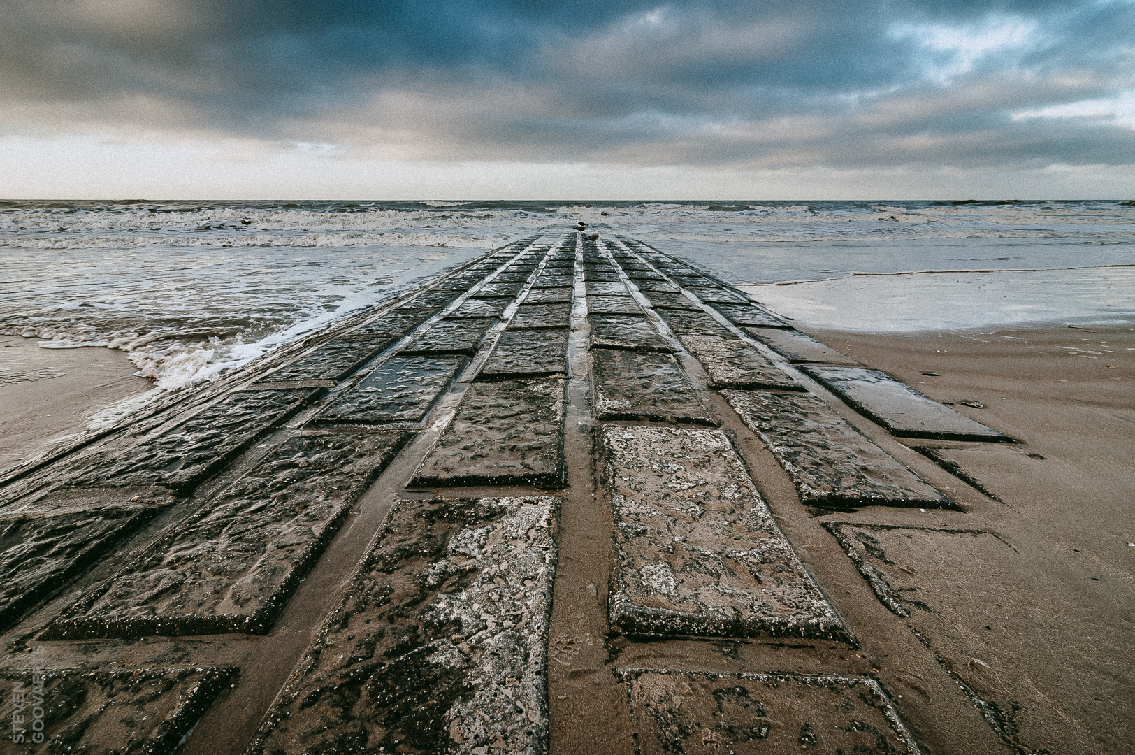 Ook de strandhoofden moeten mooi afgelijnd in de pas lopen. We gaan daar toch niet gewoon wat paaltjes zetten of rotsblokken neersmijten zeker.