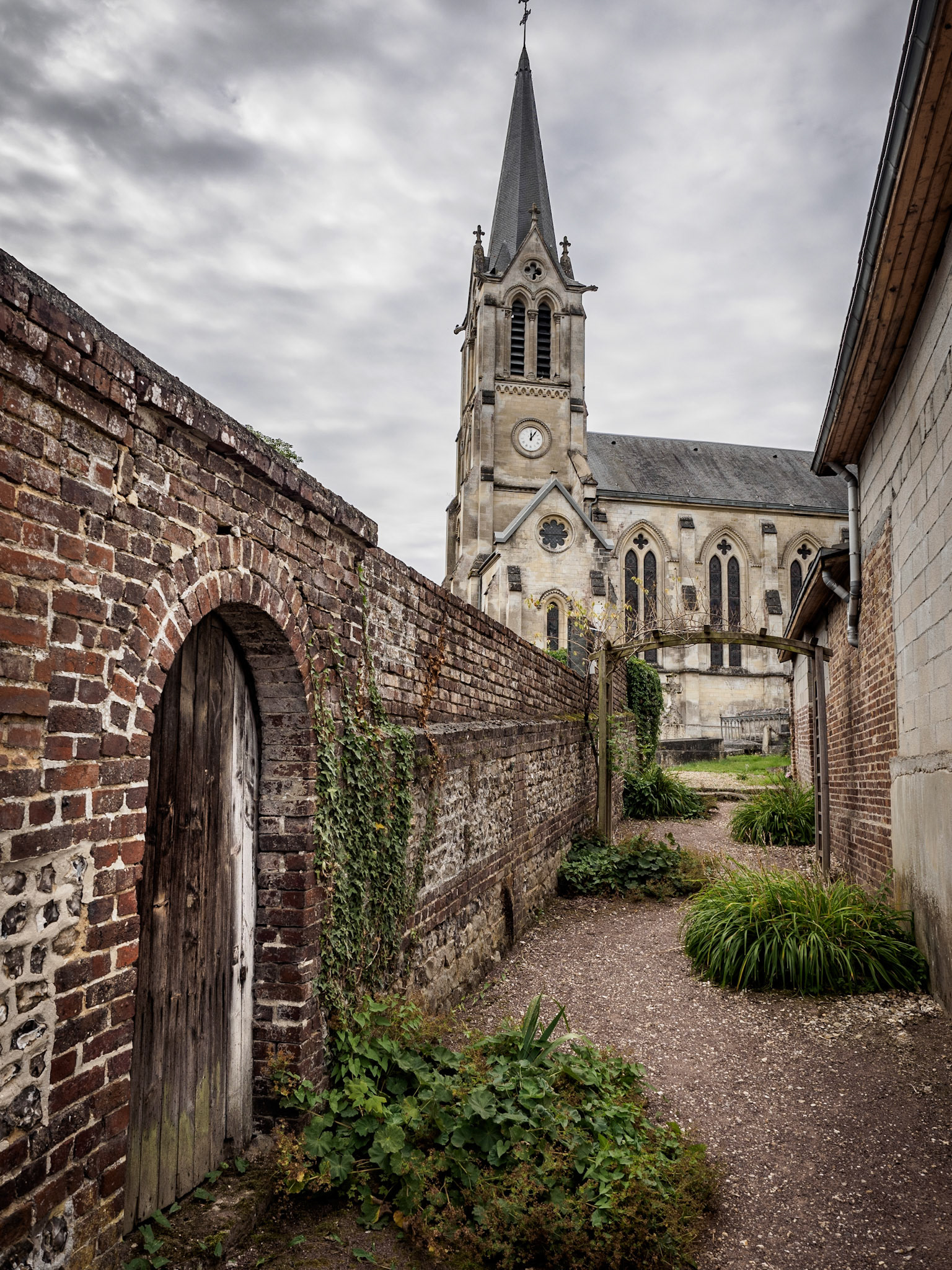 Friedhofsmauer und Kirche in Clères