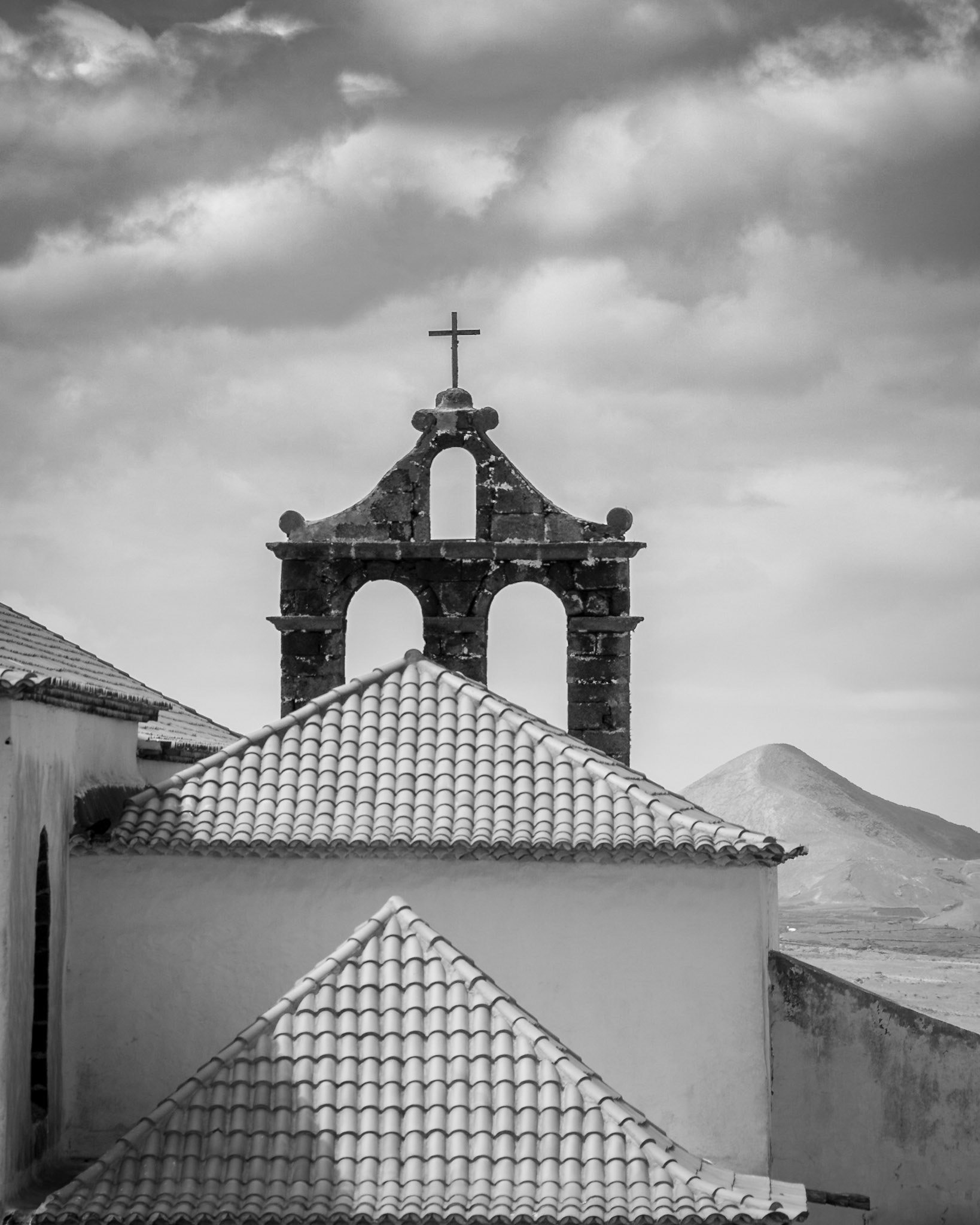 Kirchturm mit Vulkan in Teguise