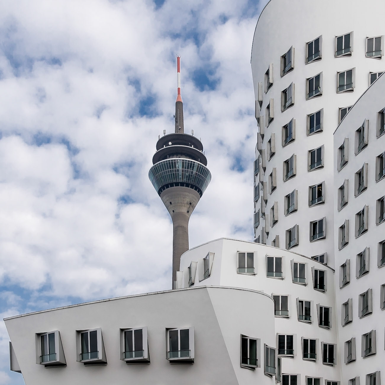 Fernsehturm Düsseldorf vom Medienhafen aus gesehen