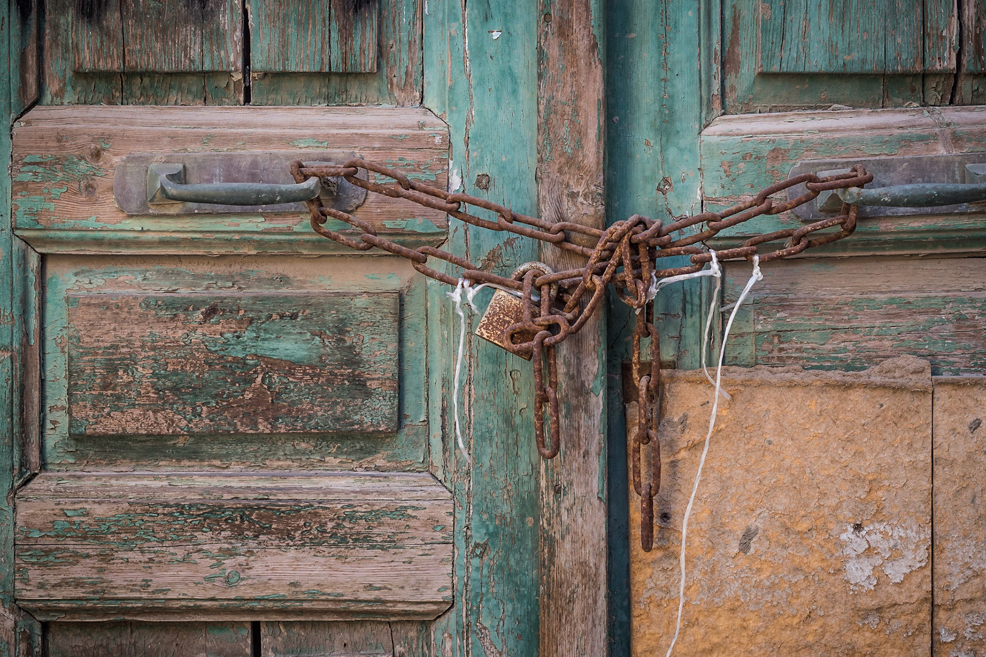 Tür in der Altstadt von Reythmno