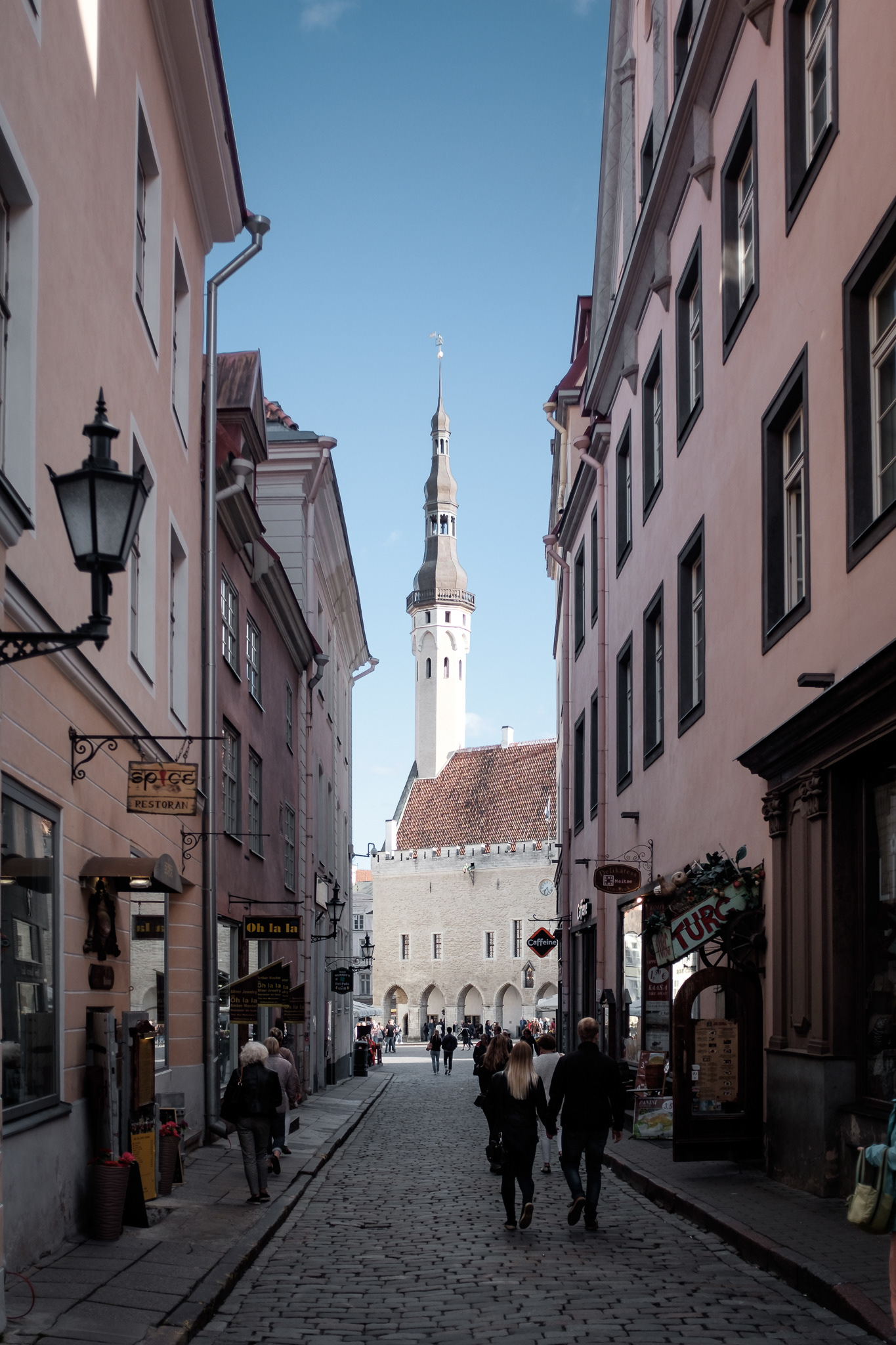 Tallinna raekoda - Gotická radnice s 64 m věží podobnou minaretu - výhled na město, kolem Radniční náměstí