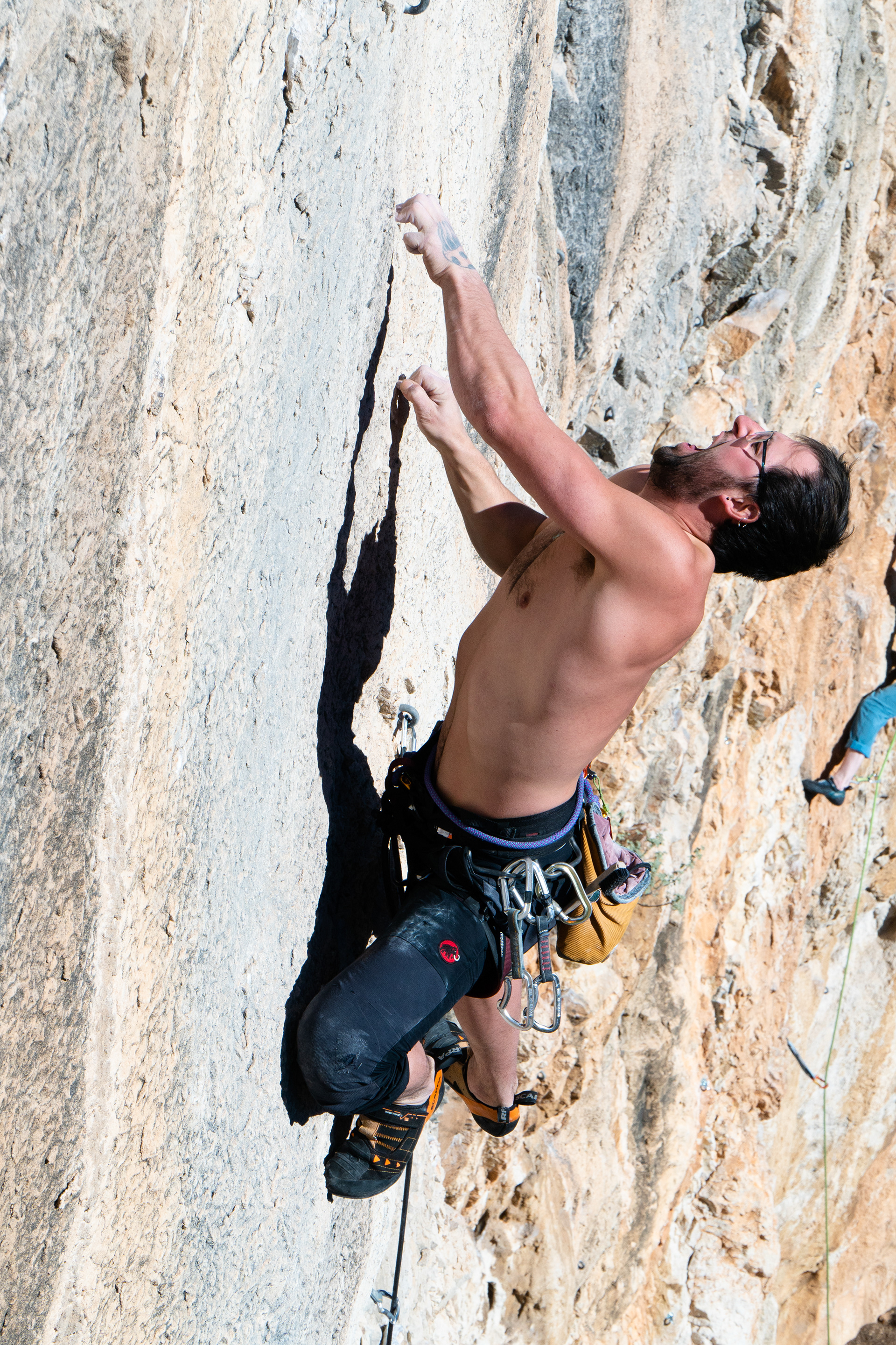 Alex dans "Monkey man" (8a) - Toulon [Adelin]