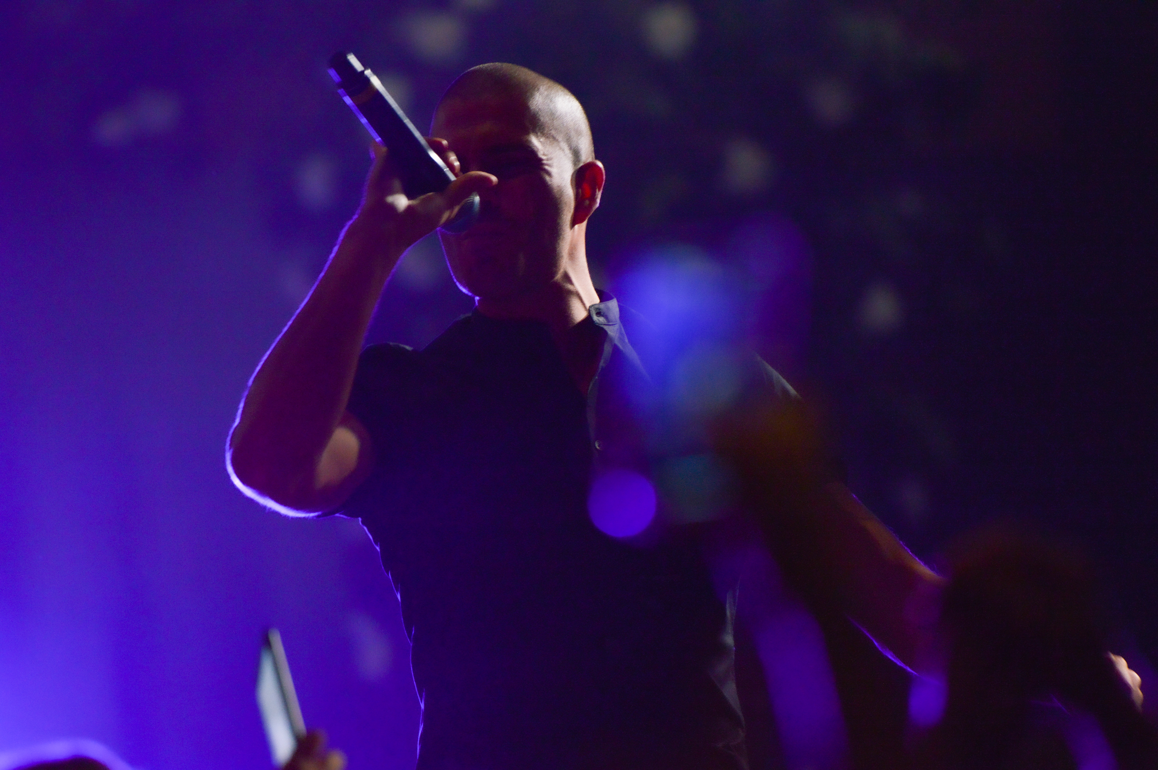 Max George from The Wanted singing on stage at the 2019 Manchester fashion festival - event and runway photographer