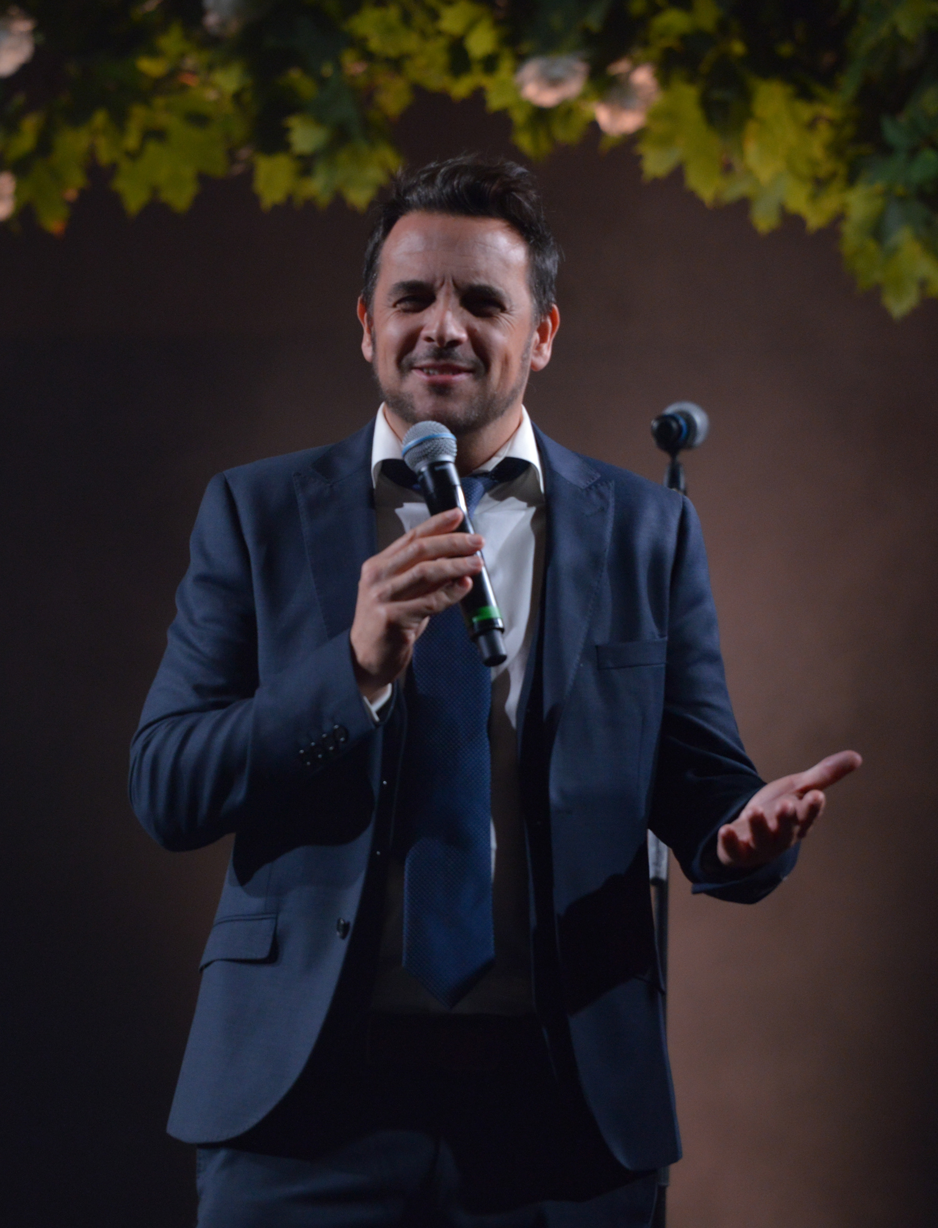 Presenter Mike Toolan on the stage at the 2019 Manchester fashion festival - event photographer