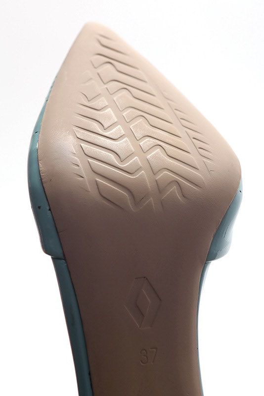 The sole mimics tyres’ ridges to increase grip. For zero slips on the peddle and on the streets.