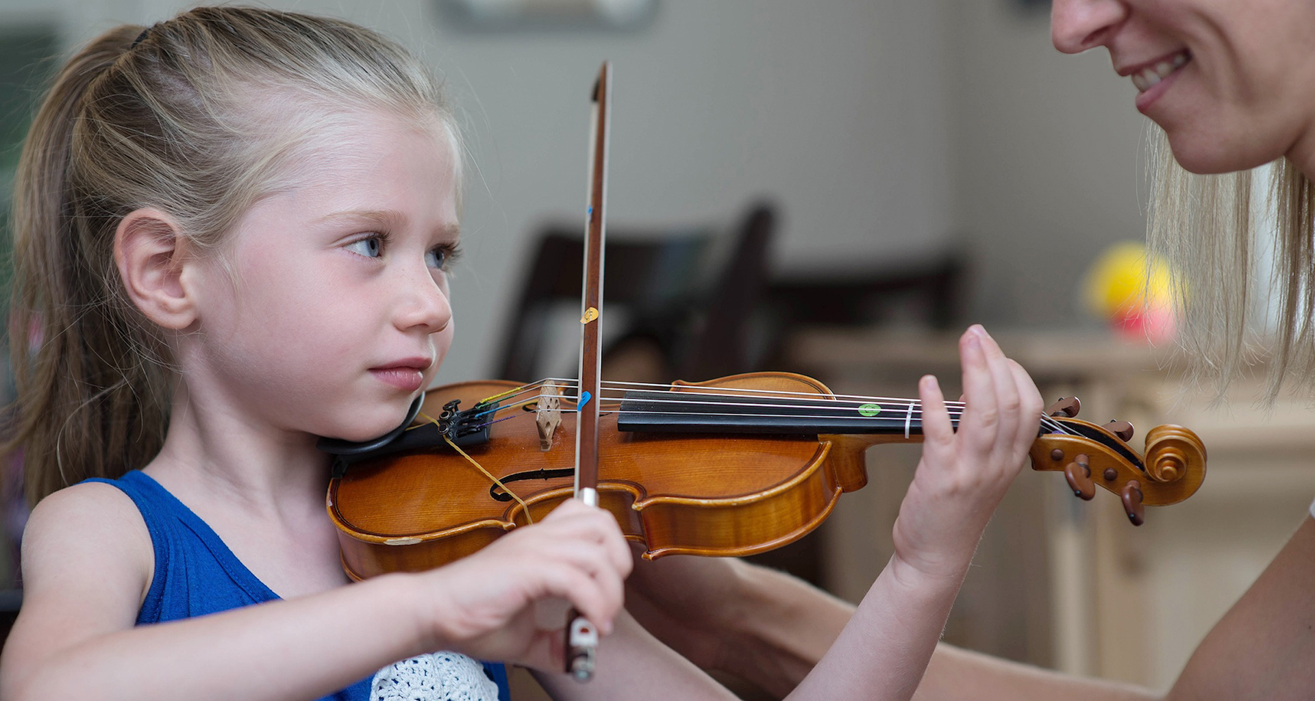 teaching child to play violin