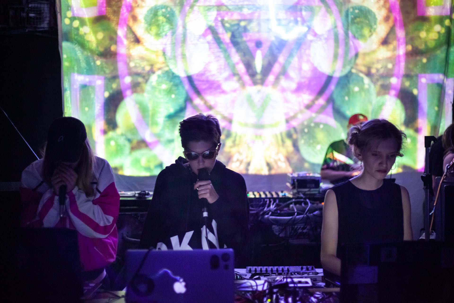 live performance by PUSSYMANTRA + no art visuals, photo by @meta_strong_fiction