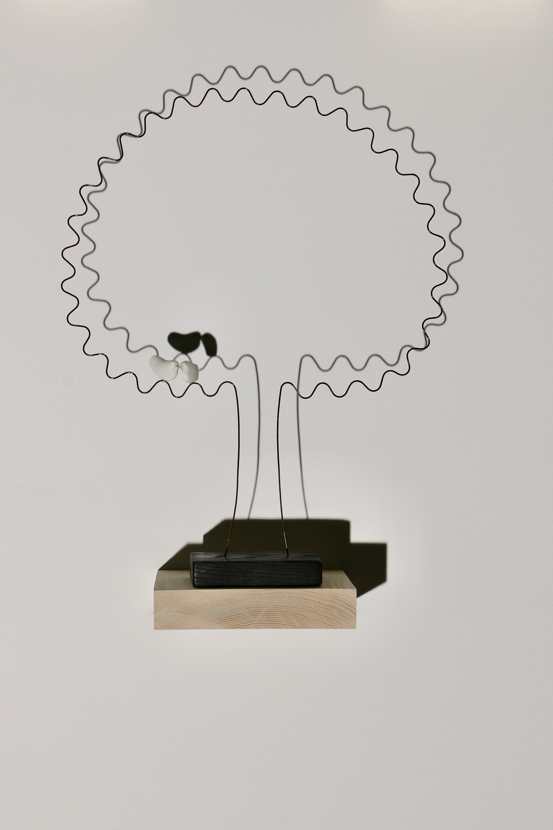 Sculpture 'INSEPRABLES' en fil de fer, porcelaine et bois brut - 39 x 30 cm - 39€