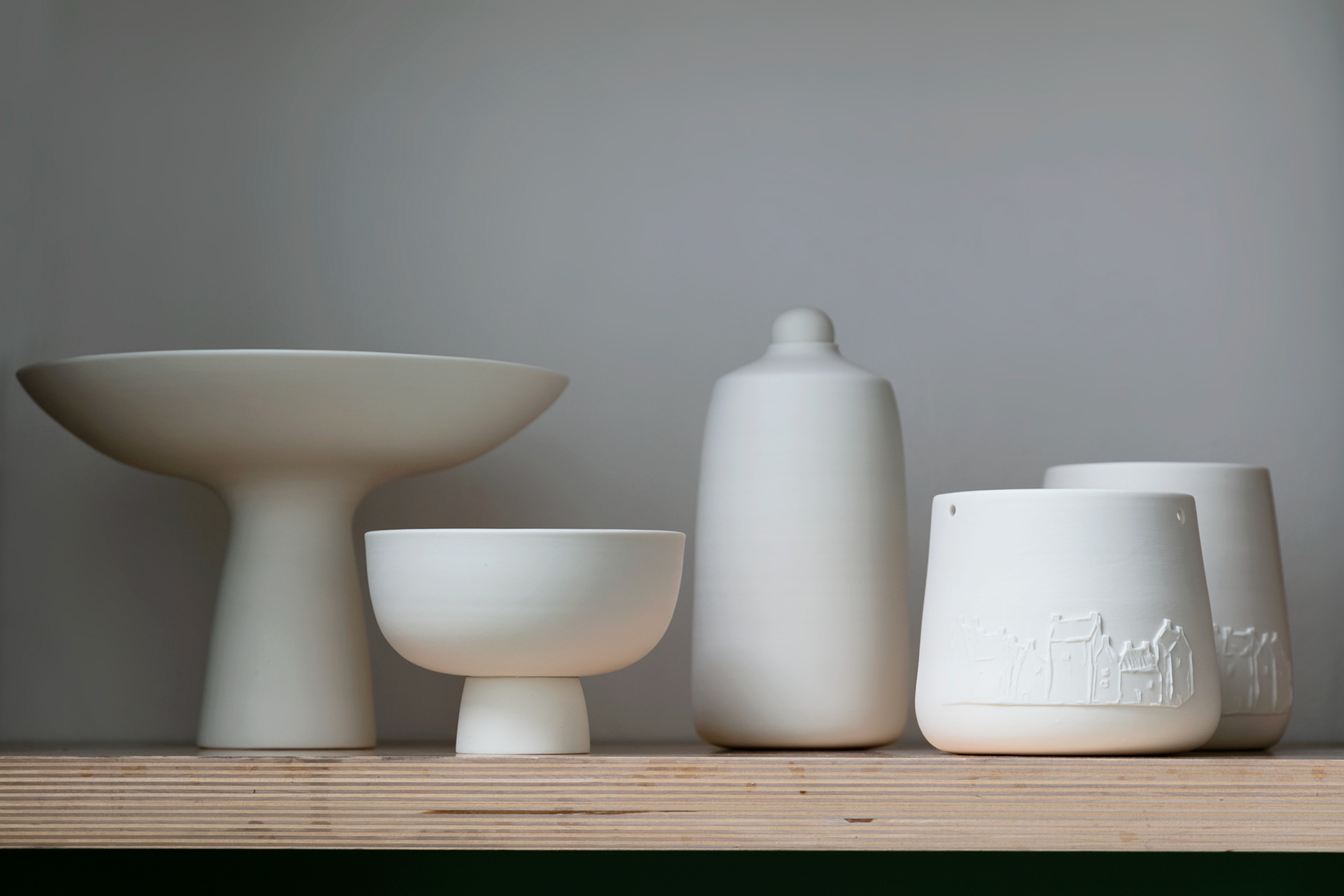 Coupe plat avec pied en porcelaine - 96€ / Bouteille avec bouchon en porcelaine 75€