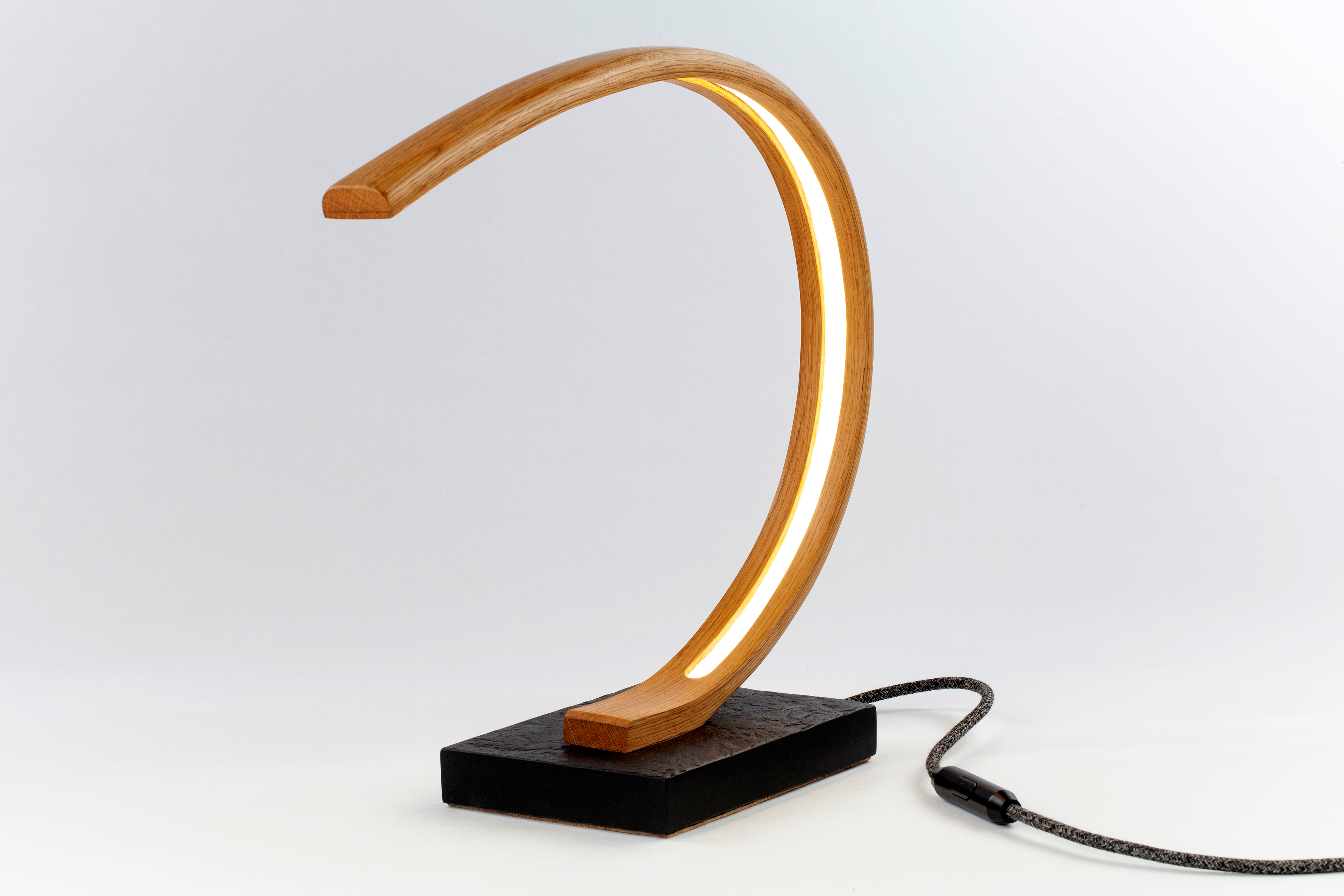 Lampe à poser n°12, L45cm x P15cm x H37cm, chêne & ardoise - 595€