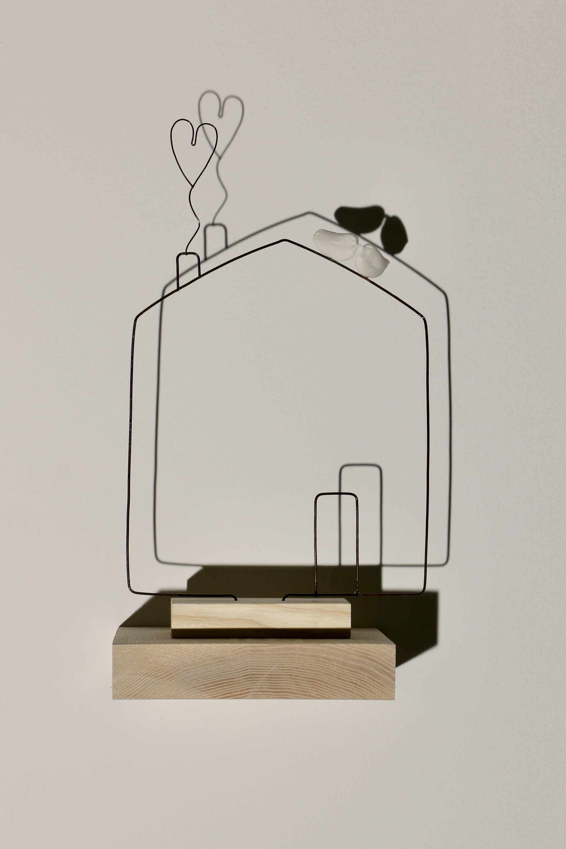 Sculpture 'HOME' en fil de fer, porcelaine & bois naturel29 cm x 17 cm - 49€