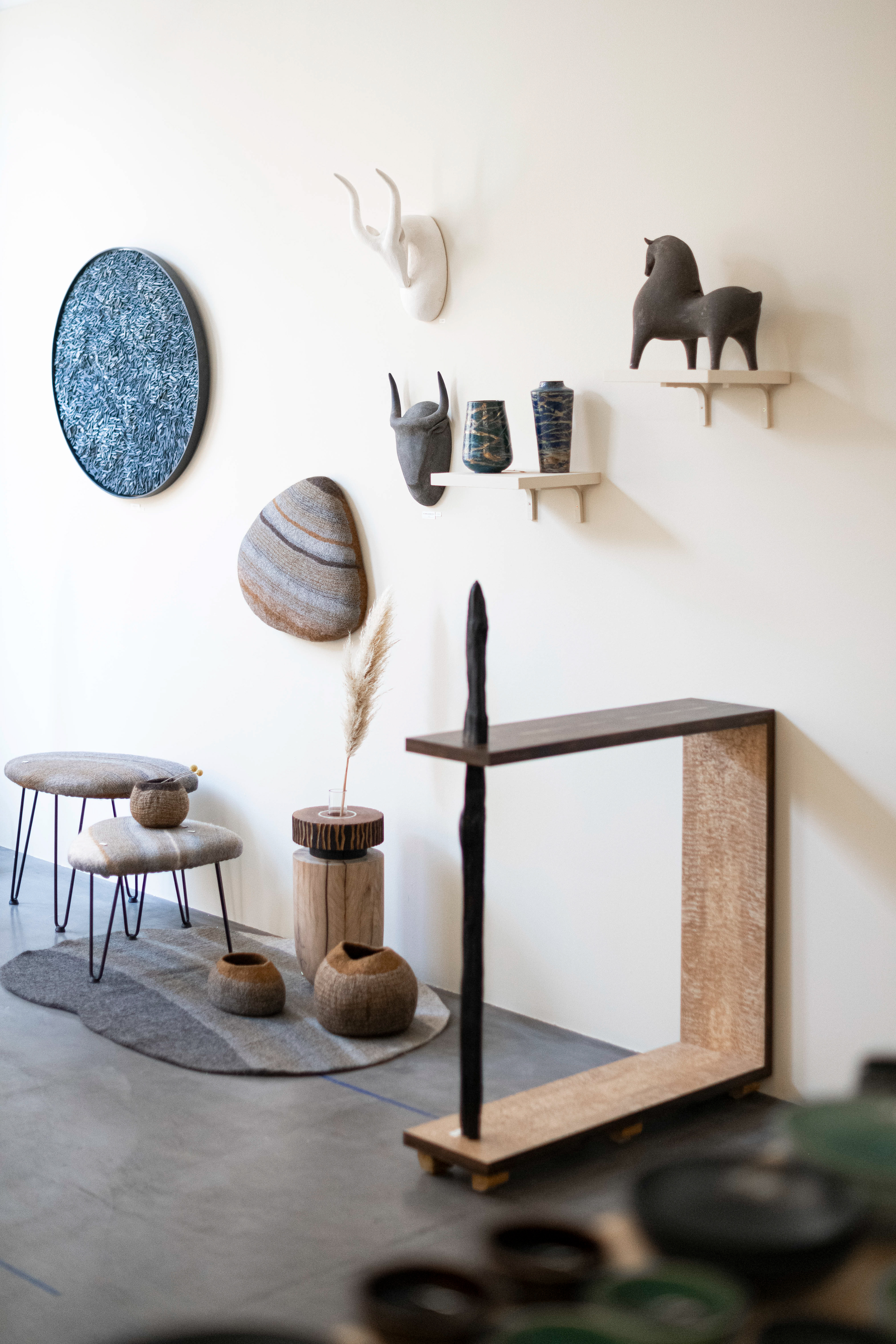 Scène d'intérieur : Pièce murale en ardoise 3 390€ / Pièce murale 'Galet' en feutrine de laine 580€, tabouret 580€ / Console 965 x 240 x 905 - Hauteur 120cm en hêtre massif et peuplier brûlé - 2 990€