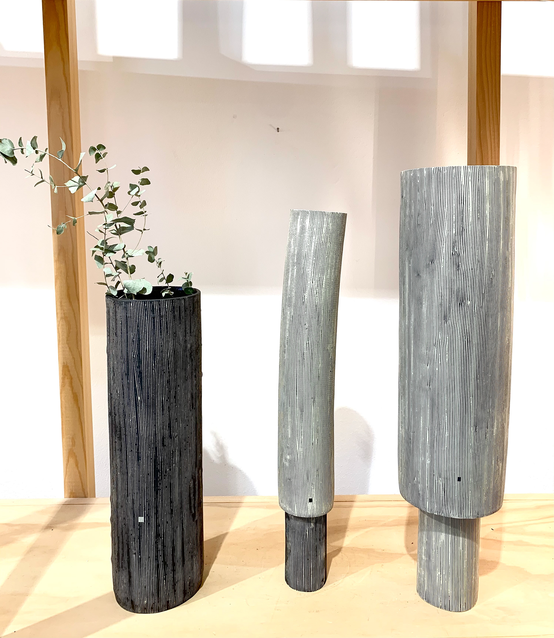 De gauche à droite: Vase tube N°11 noir & blanc - 35 cm de hauteur x 9 cm de diamètre - 180€ / Vase tube n°8 avec pied - 44 cm de hauteur x 6,5 cm de diamètre - 180€ / Vase tube n°2 Bla,c & noir très grand format - 49 cm de hauteur x 9 cm de diamètre - 300€
