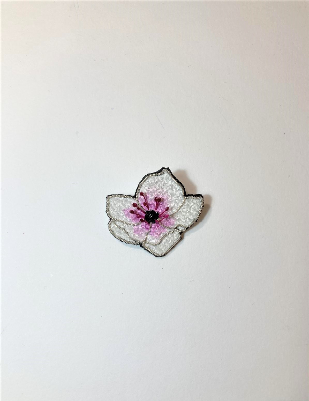 Broche Anémone, entièrement brodée à la main, fil de soie, coton & d'or - 69€