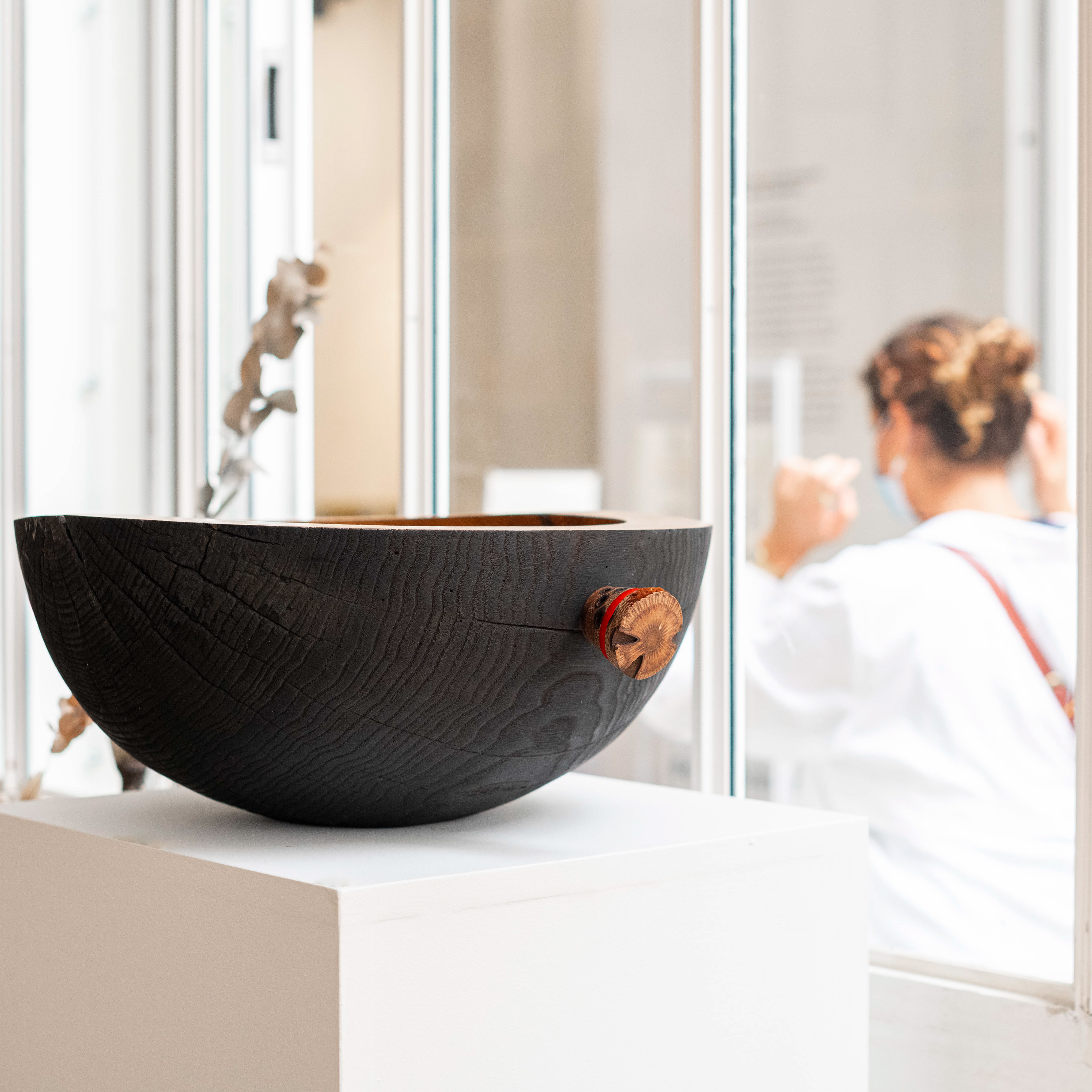 Plat en châtaignier, 520€ Le veinage est mis en valeur, par brûlage à l’extérieur, et dans ses ondulations naturelles à l’intérieur. Deux poignées en noix de banksia et plexiglas coloré servent d’ornementation. Diam 42 cm – Haut 19 cm - Poids 6,2 kg