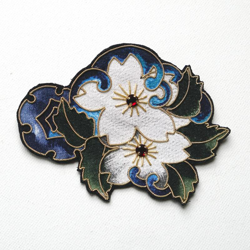 Broche Sakura, entièrement brodée à la main, fils de soie, de coton & d'or - 155€