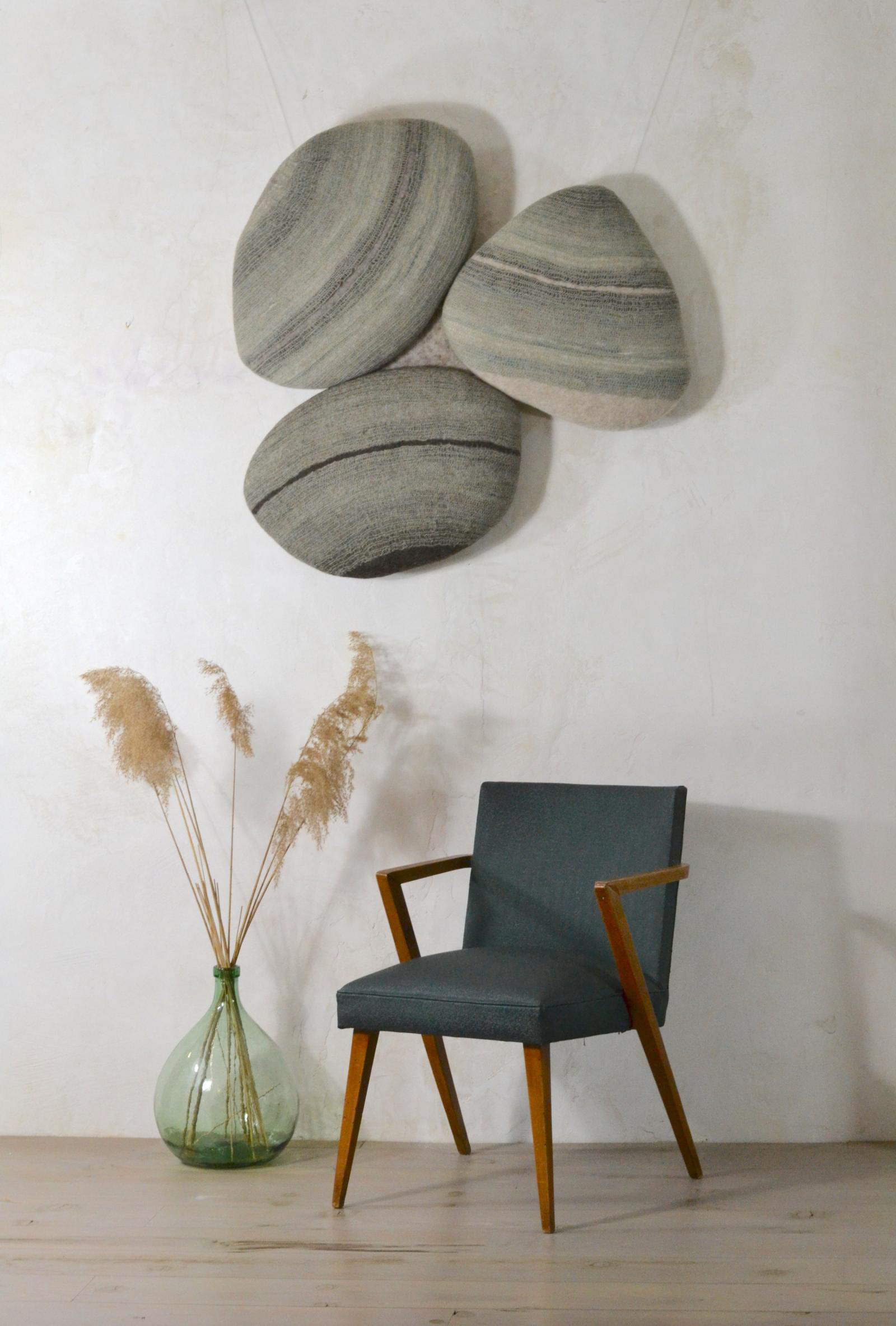 Pièce murale composée de 3 galets en feutrine de laine 100 x 100 cm / 1 300€