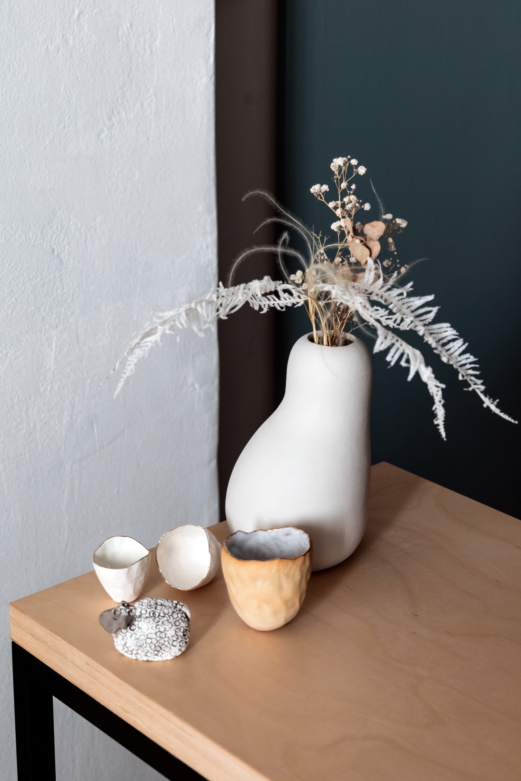 Coquille en grès différentes tailles à partir de 15€ + Mouton assis en grès 12€ / Vase 'BARBAPAPA 150€