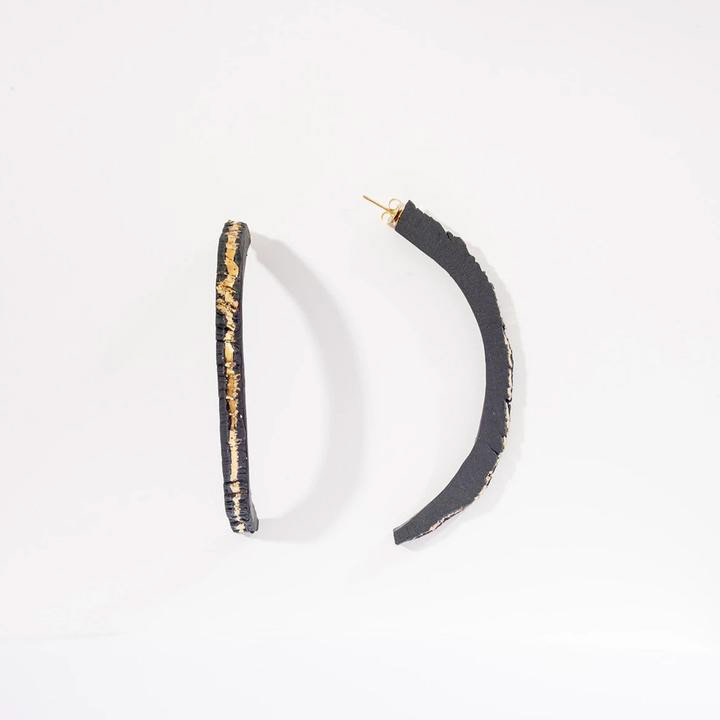 Boucles d'oreilles arc de cercle en porcelaine noir &ornée de touches d’or liquide ( 7cm ) - 149€