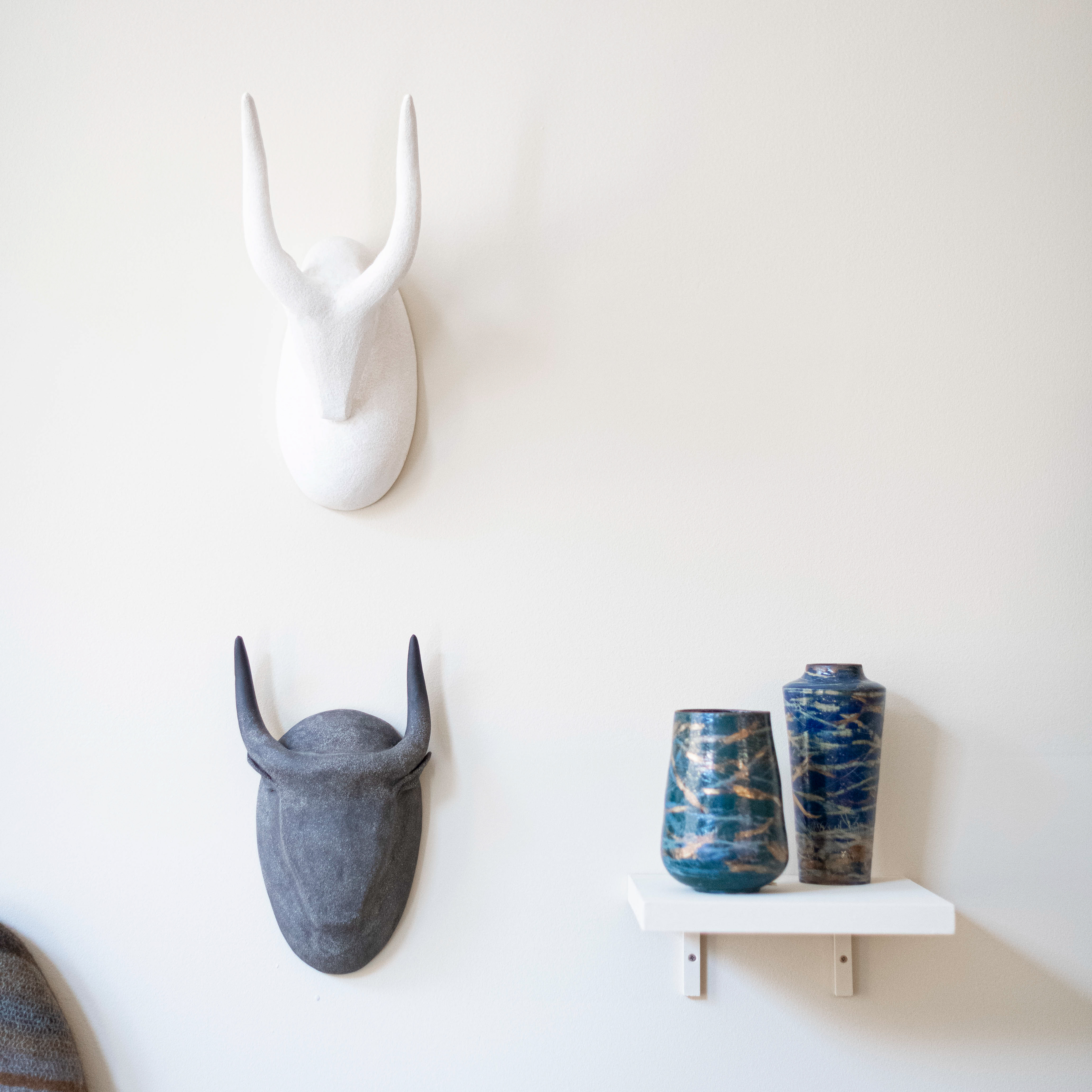 Trophée murale en grès 450€ / Vases gravés entre 180€ & 210€