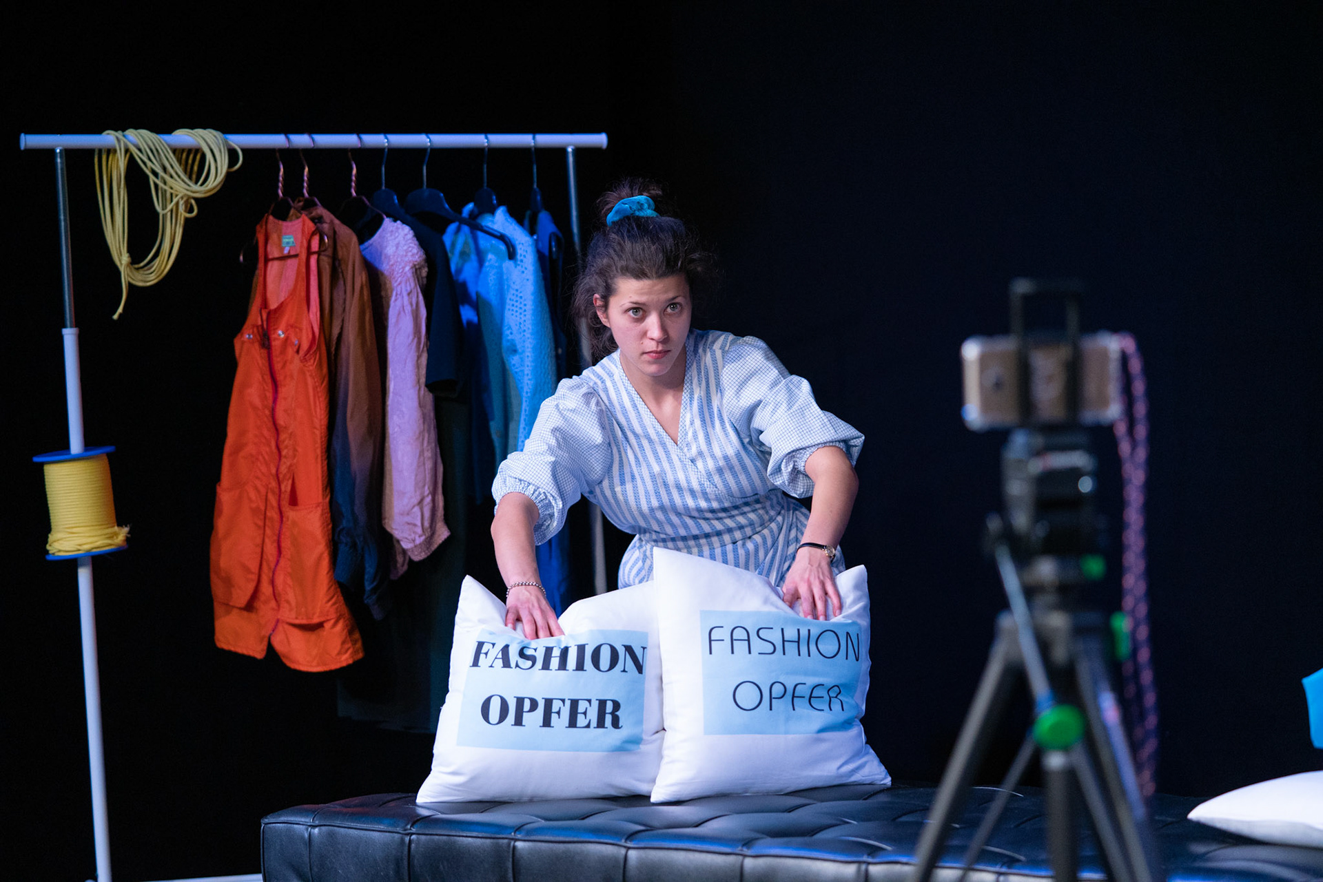 Theaterfotos von der GP "Das Heimatkleid". Schauspiel: Johanna Hainz / Regie: Barbara Juch