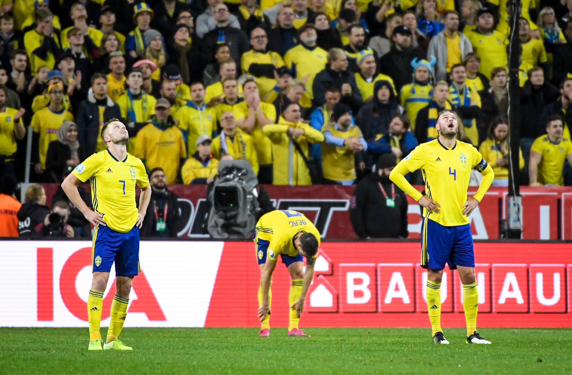 Sveriges Sebastian Larsson, Marcus Berg och Andreas Granqvist deppar efter Spaniens kvittering, under tisdagens EM-kvalmatch mellan Sverige och Spanien i Friends Arena i Solna.