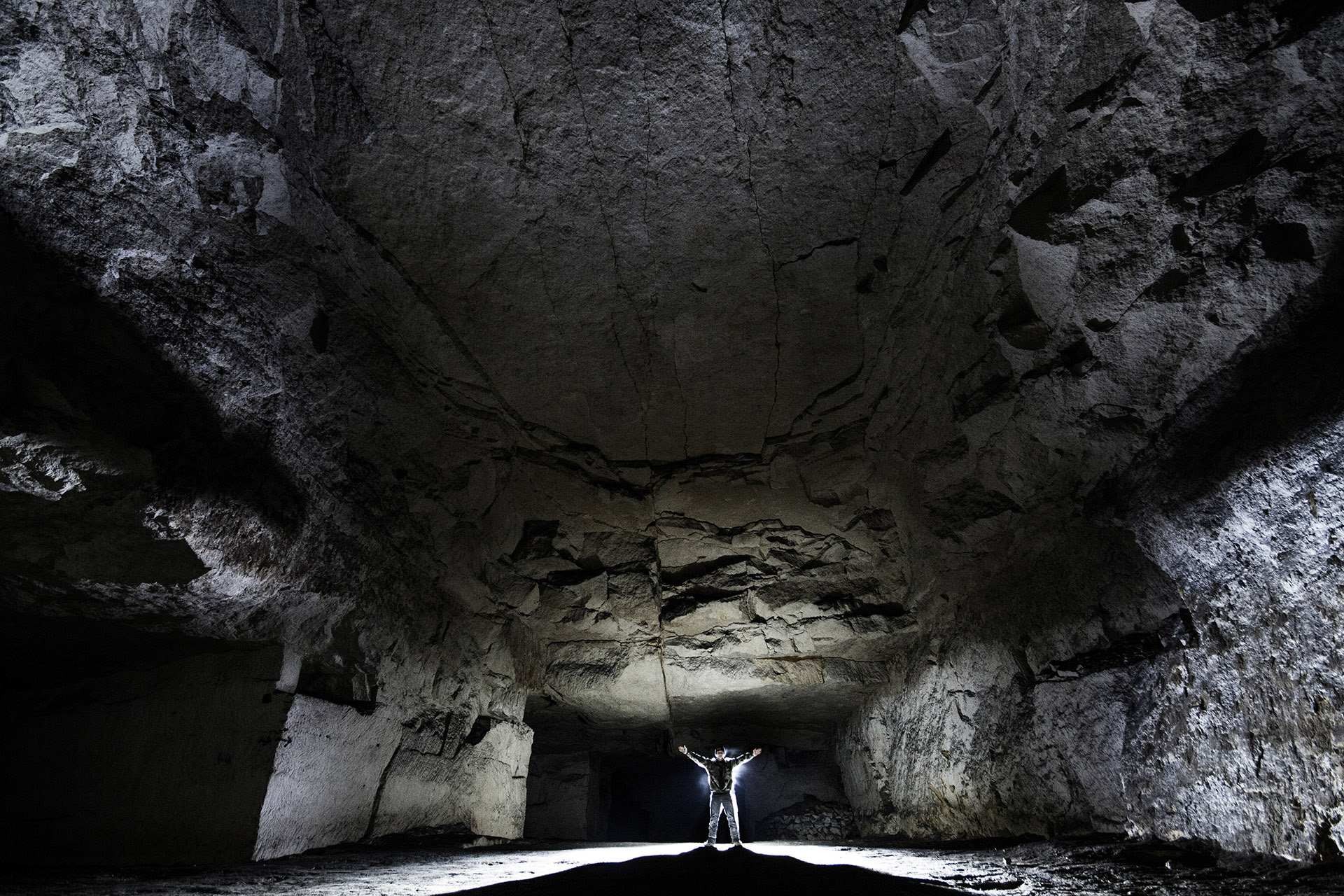 Imposante salle dans une carrière de calcaire dont le ciel est fortement tombé