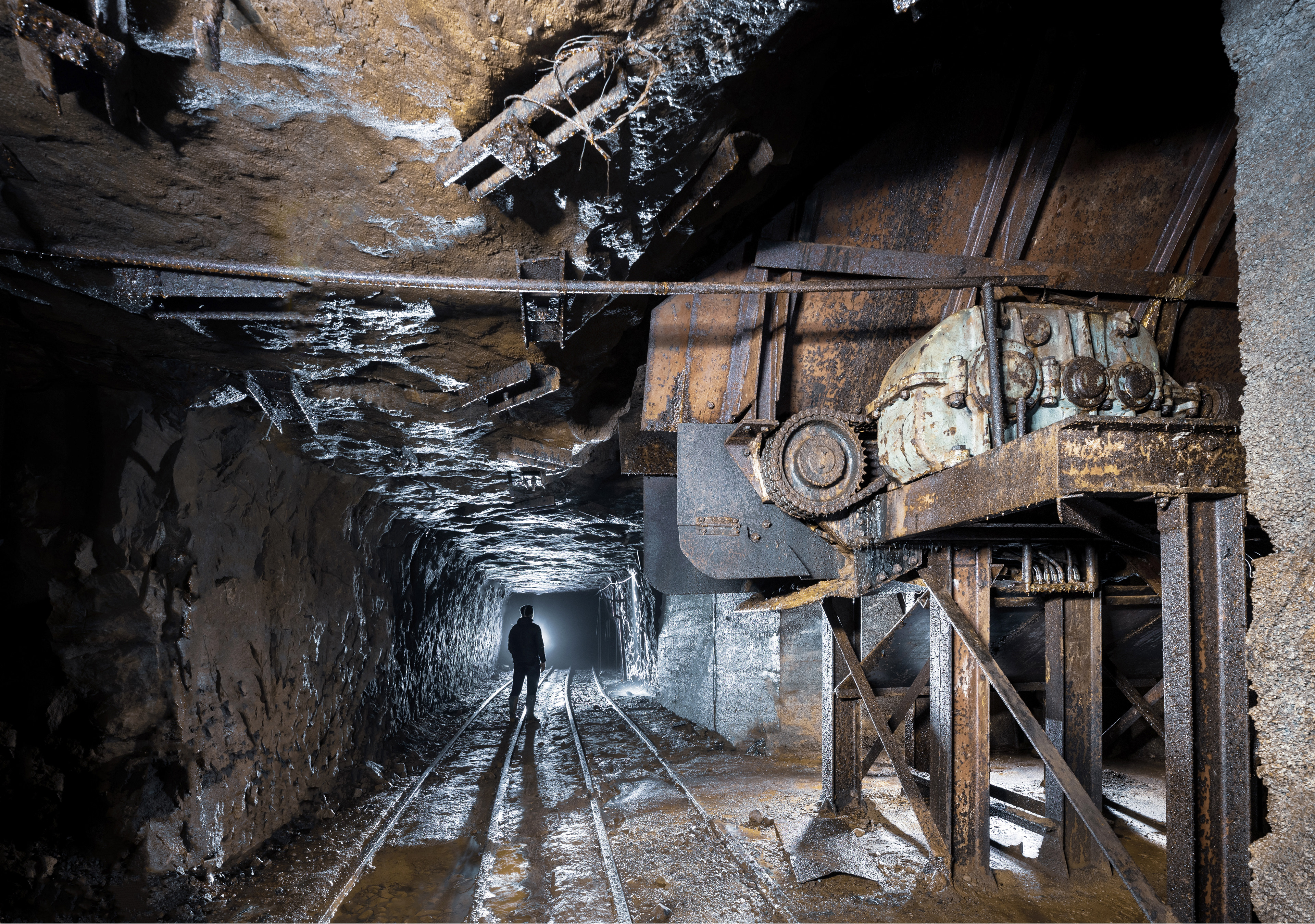 Trémie commandée électriquement à distance afin de déverser le minerai dans les wagons