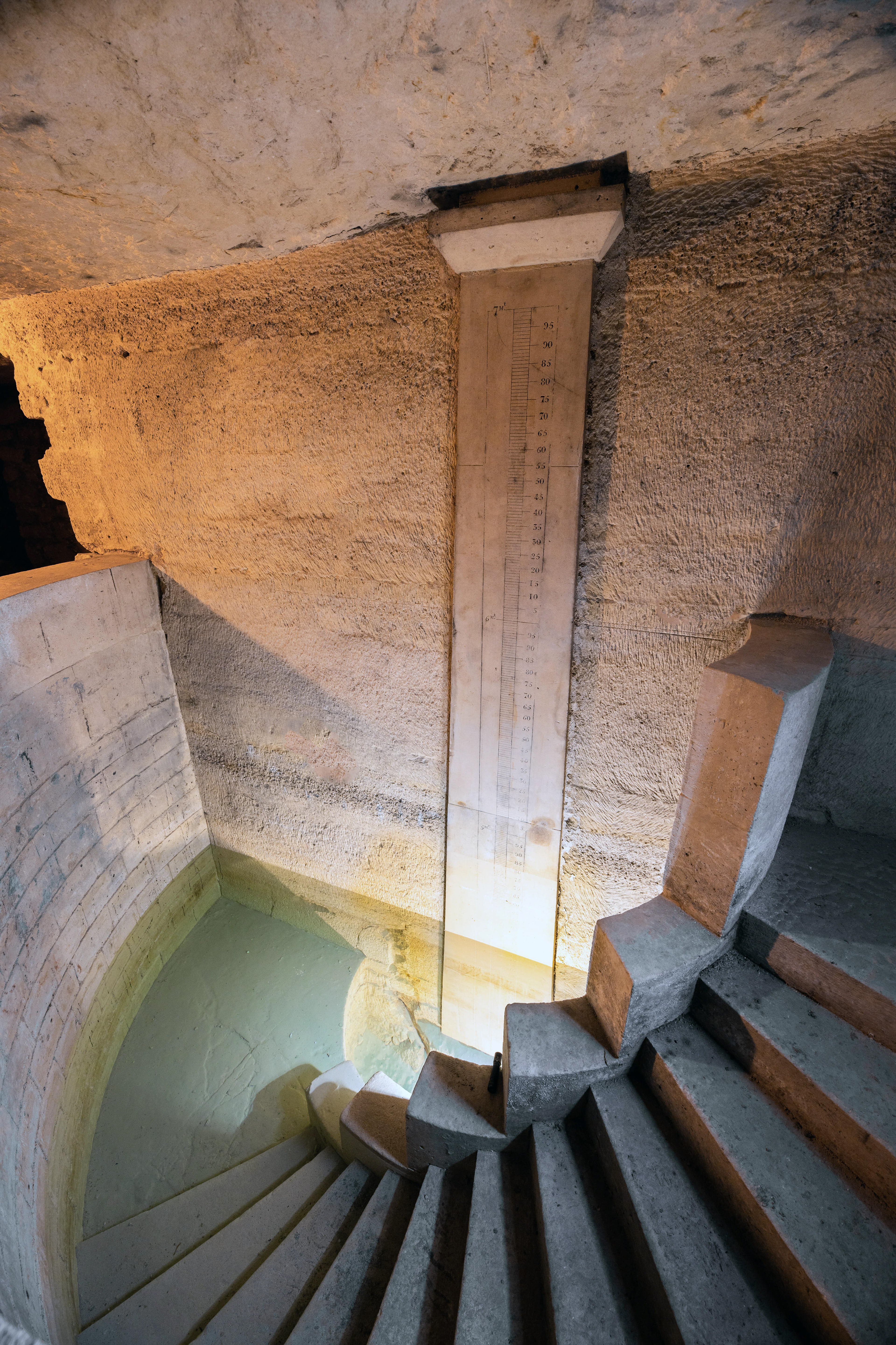 Échelle d'étiage indiquant le niveau d'eau de la nappe phréatique