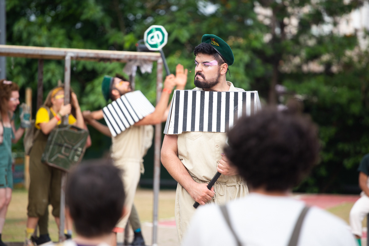 Escudos Humanos com AlarmTheater e Cia. Arthur-Arnaldo de Teatro. Sesc Campo Limpo, 2019.