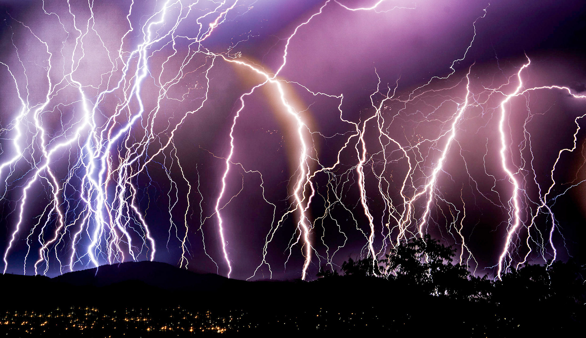 - Now that was crazy. The show woke me up, so I thought I might as well get the camera out...here's  a set of images taken over just 15 minutes at half past midnight last night. Looking South over Calwell