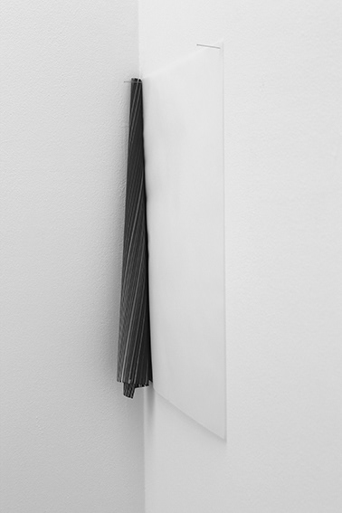 Repli, dessin au feutre sur calque, installation dans un recoin de l’espace, 50 cm x 65 cm, 2017