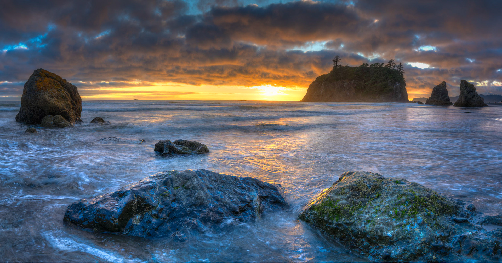 Shortly before sunset at Ruby Beach.Olympic National ParkWashingtonAugust 1, 2016This is an HDR panoramic image consisting of 5 frames comprised of 5 exposures each. HDR processing performed in Photomatix Pro.  Panoramic stitching performed in Photoshop. Additional processing performed in Lightroom and Photoshop.PENTAX K-1, HD PENTAX-D FA 15-30mm F2.8ED SDM WRISO 100 26 mm  ¹⁄₂₀ sec at ƒ / 16