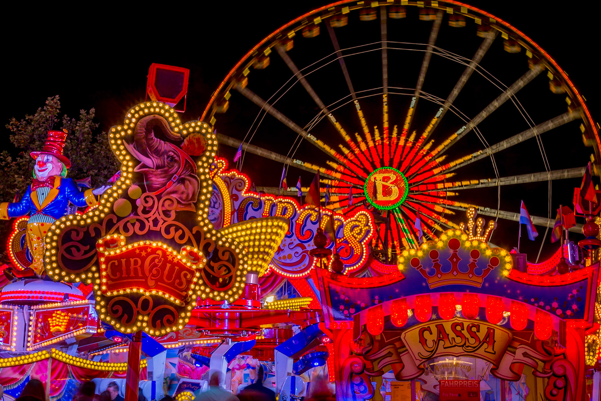014 scène de nuit à la foire "Schueberfouer", Luxembourg