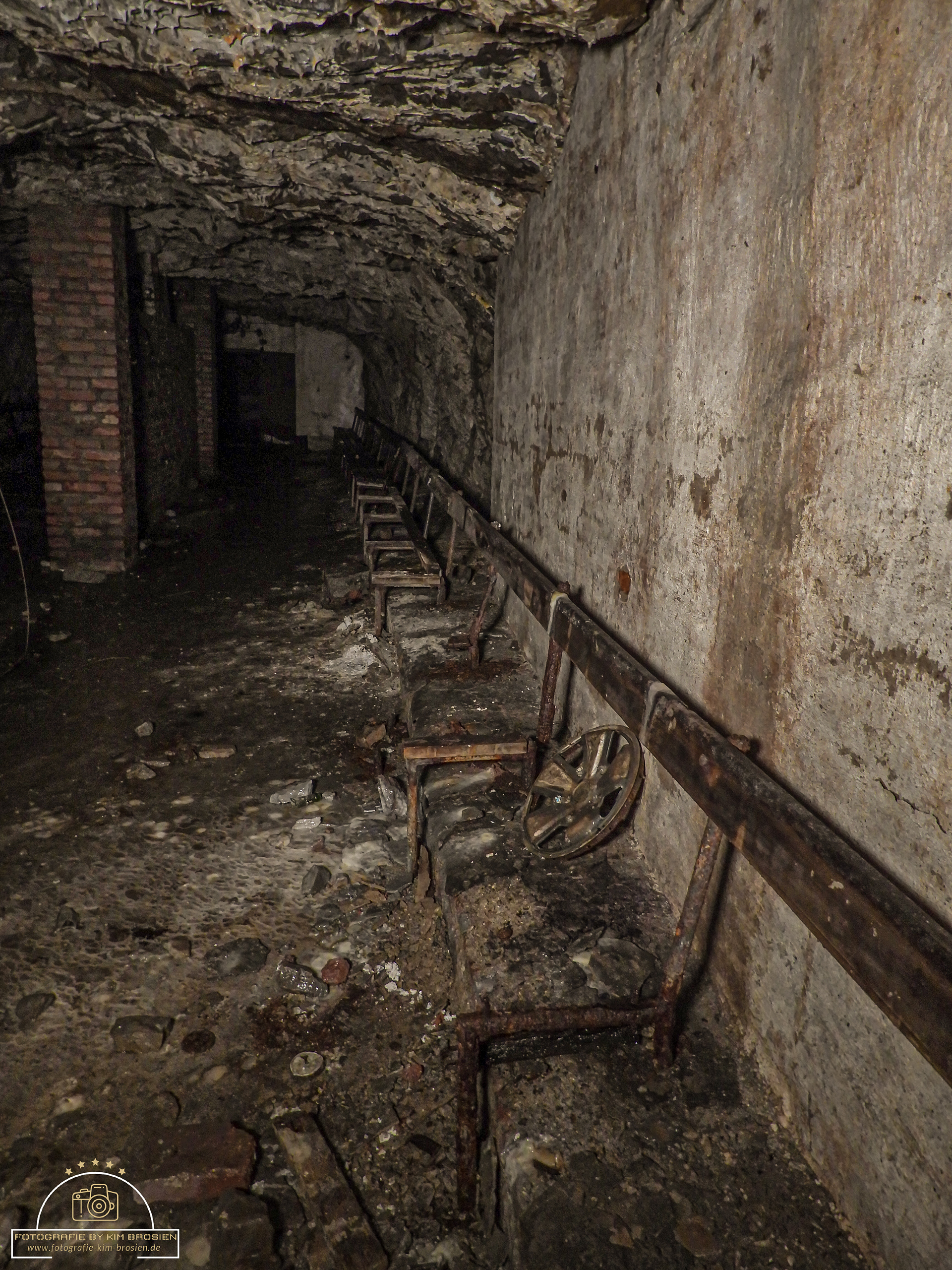 Bänke im Schutzraum