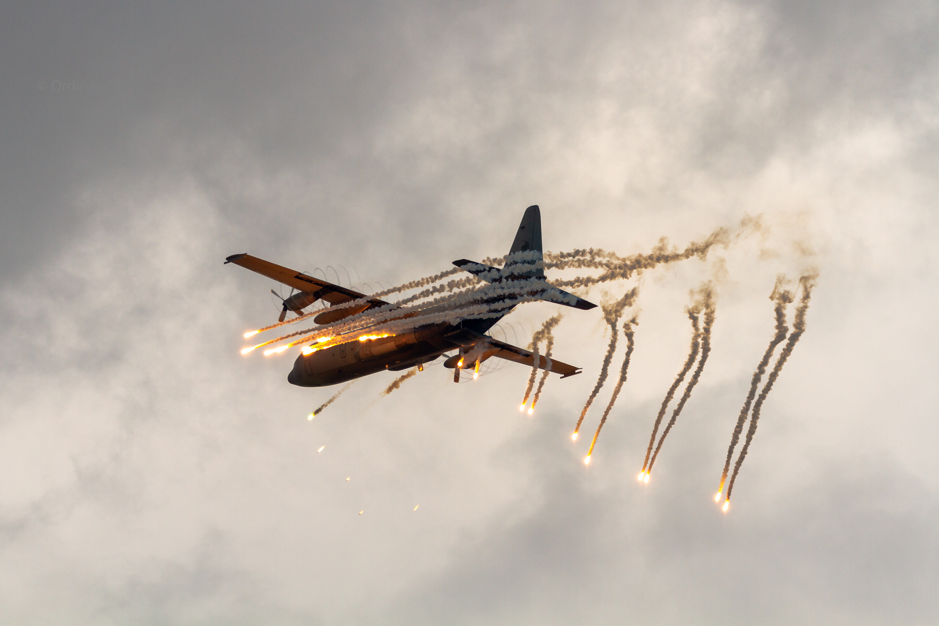 Flares van het C-130 Hercules-transportvliegtuig tijdens de Luchtmachtdagen 2019 op Vliegbasis Volkel