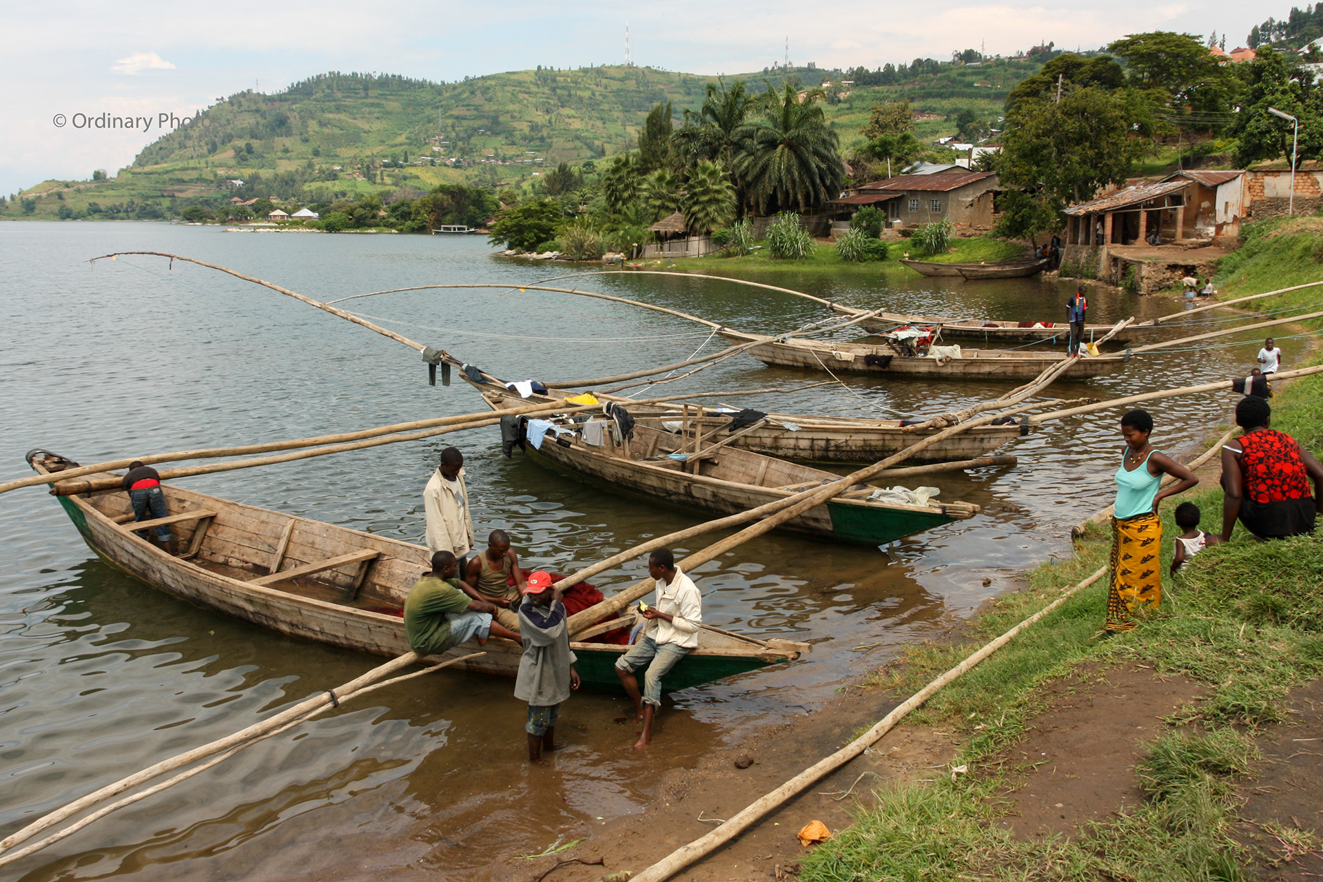 Vissersboten aan de kant van Lake Kivu