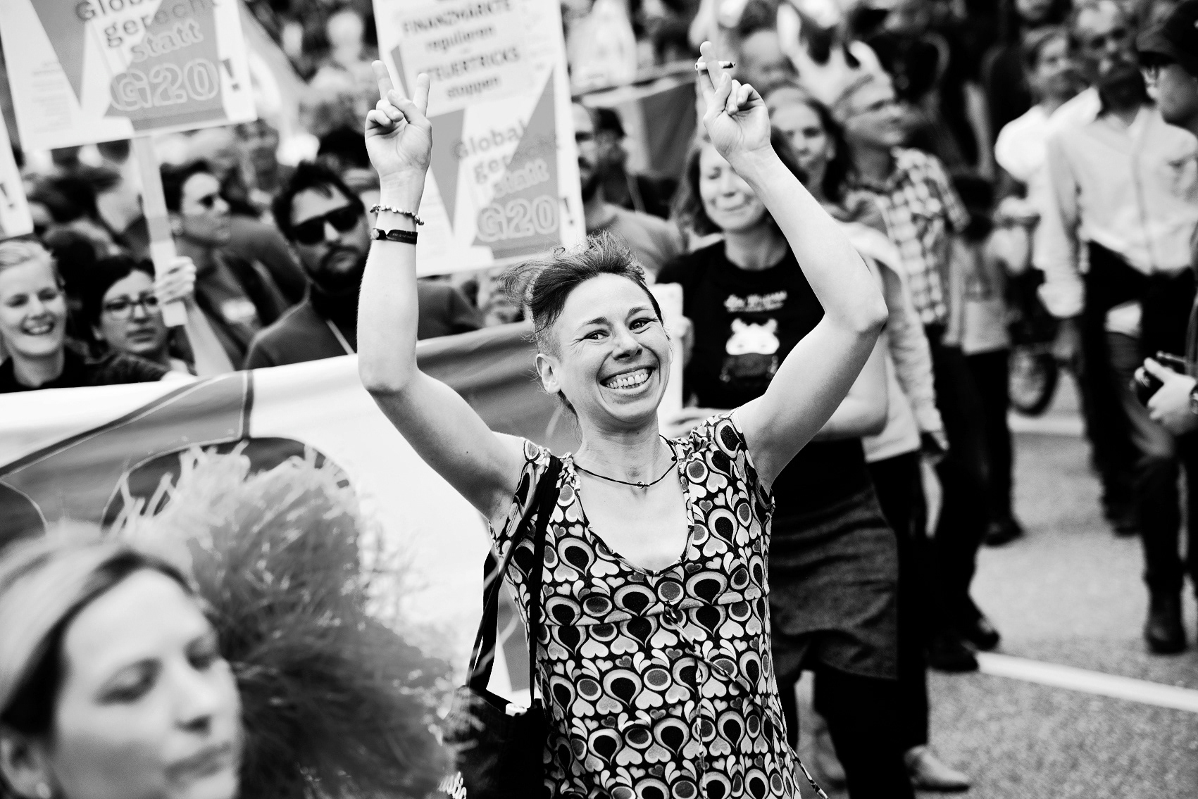 Abschlussveranstaltung Demo Attac, fröhliche Frau